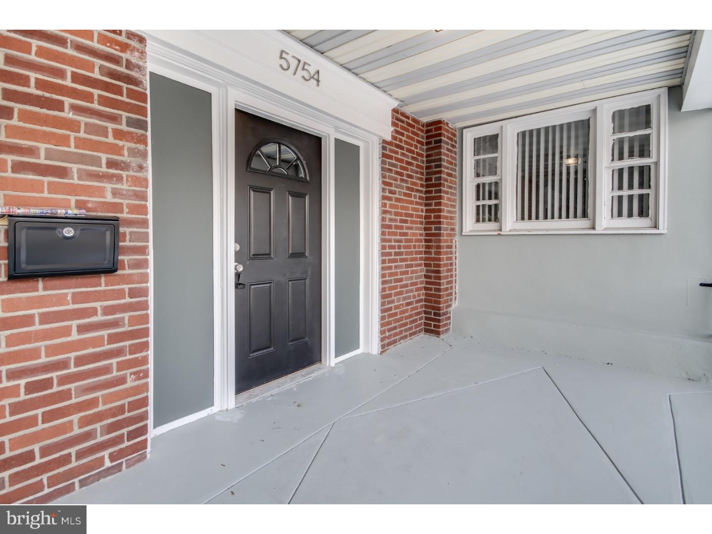Completely renovated, beautiful 3 bedroom,2 bathroom, 1 car garage town home. This excellent remodel brings an elegant touch with crown moulding and fresh neutral paint throughout the house. Featuring an open floor plan from living room, dining room, all the way to the brand new kitchen with stainless steel appliances. Another great quality this home has is a spacious basement, perfect for entertainment!