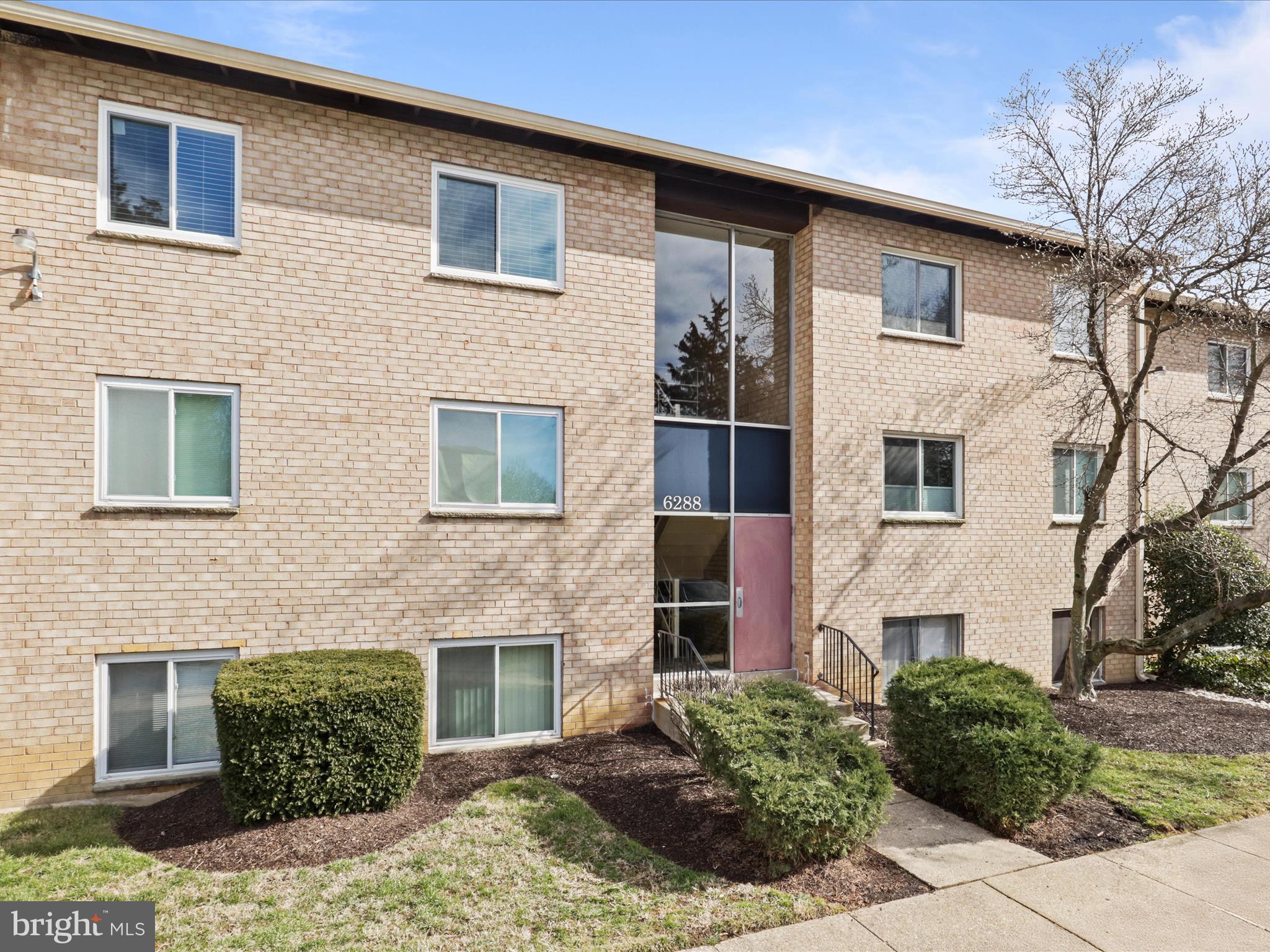Renovated 2 bedroom, 1 bath condo on the 3rd floor of Heritage Knoll Condos. Fresh, neutral paint throughout the interior and new carpet in the living room and bedrooms. The kitchen features granite counters, stainless steel appliances, tile backsplash and hardwood flooring. The bedrooms are ample size with closet organizers. Enjoy a private balcony with a small sitting area. This community is located in a quiet location behind the Post Office, but in very close proximity to the Rose Hill Plaza, 2 bus stops and the library. One parking space included in the rent and a second space can be rented for an additional $250/year. The rent includes gas. water/sewer, trash service...tenants only pay electric. Pets on a case by case basis - only 1 dog or 2 cats are permitted by Association. Available Feb 15th.