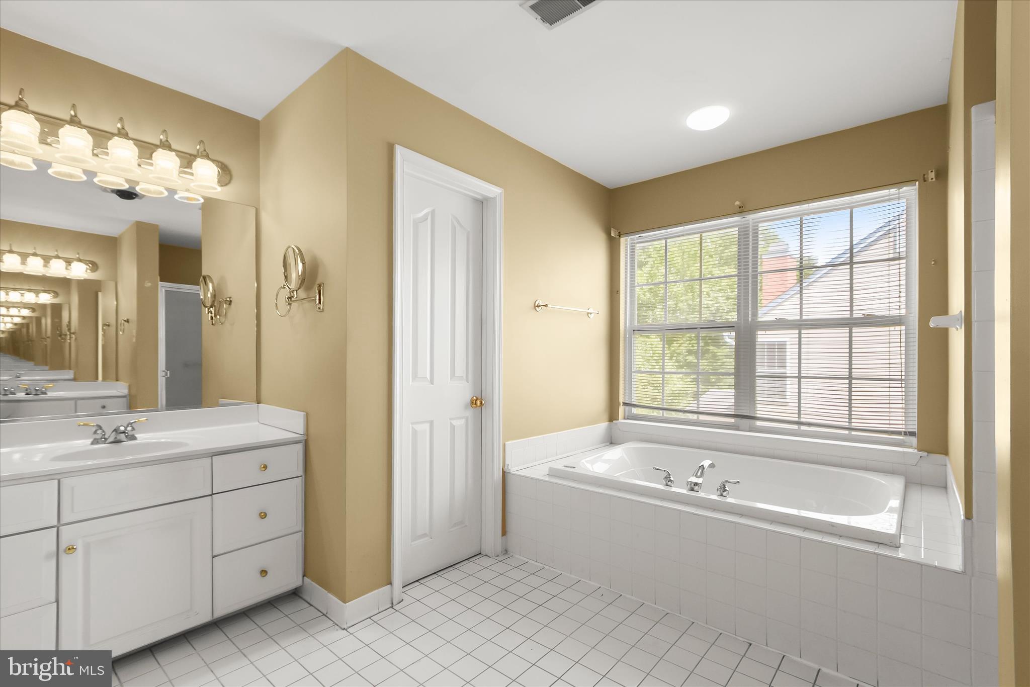 NORTHRIDGE - Residential