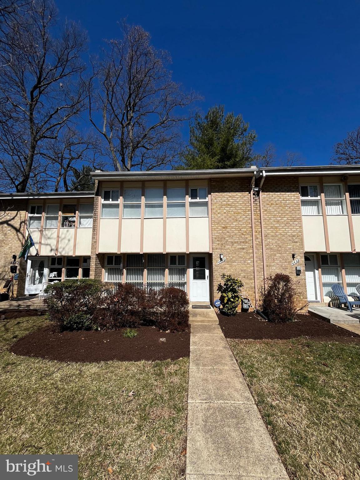If you’re looking for a spacious, newly remodeled home and full of upgrades in an unbeatable location, this Annandale townhouse is for you. With 4 bedrooms and 2.5 bathrooms, it offers plenty of space for all your needs.

The basement has its own entrance, independent heating, and a private bathroom—ideal for guests or generating extra income by renting it out. The living room and basement have been completely remodeled, the flooring is new throughout the house, and all the lighting has been upgraded to provide a warm, modern ambiance.

Every detail has been designed for your comfort: brand-new stainless steel appliances, a new stove and range hood, updated sinks, and an electric fireplace that provides warmth without hassle. Additionally, the roof was replaced 5 years ago, the heating system is new, and so is the water heater, meaning you won’t have to worry about major expenses for a long time.

Living here means enjoying a well-maintained community without worrying about exterior maintenance, water, or snow removal—all covered by the condo fee. With easy access to 495, Little River Pkwy, and just steps from shops, pharmacies, and restaurants, convenience is guaranteed. This home won’t stay on the market for long. Come see it before it’s too late!