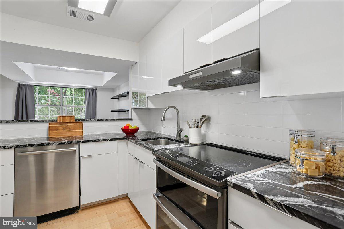 THE GABLES ON TUCKERMAN - Residential
