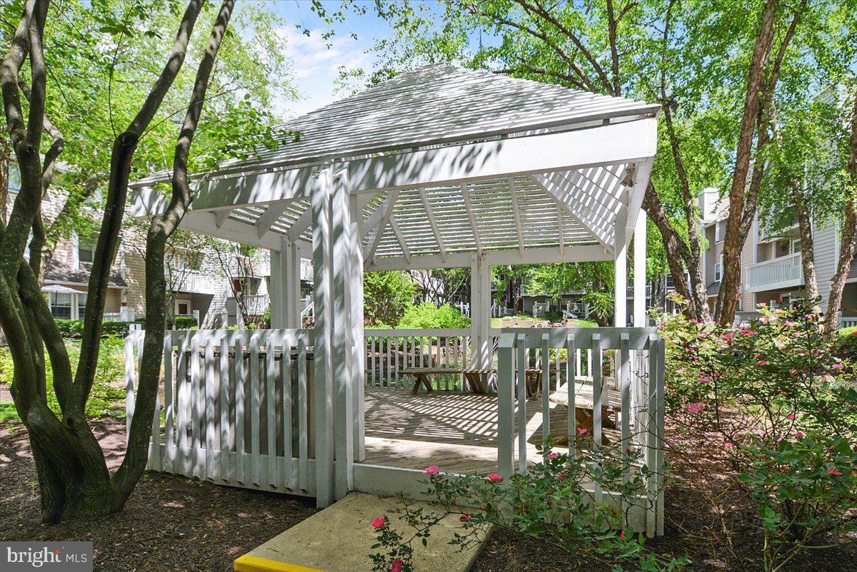 THE GABLES ON TUCKERMAN - Residential