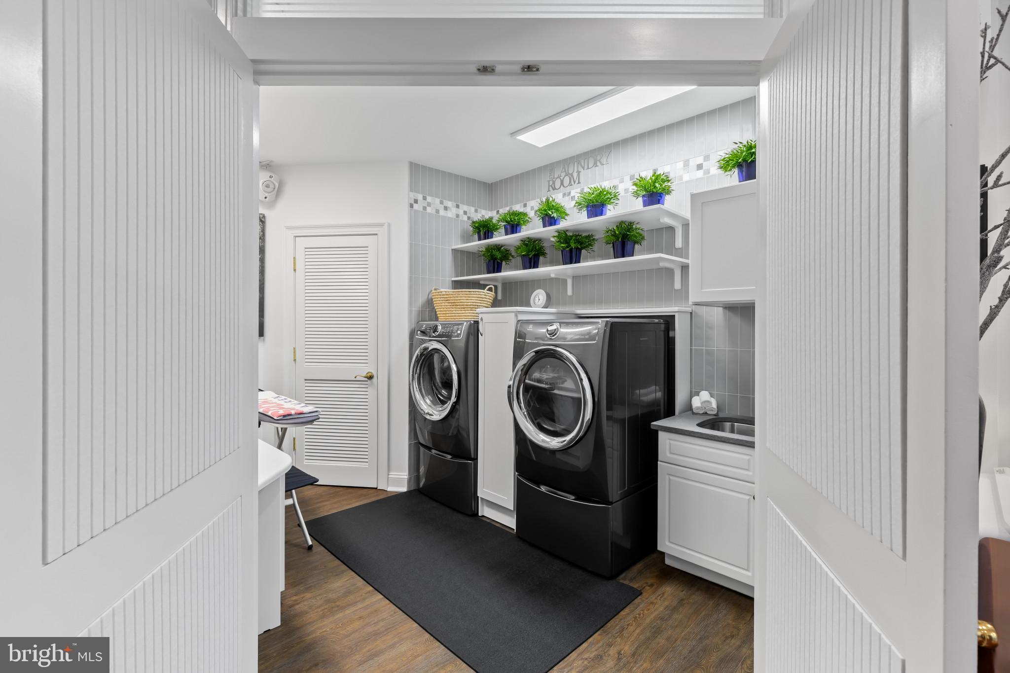 SOUTH RIVER COLONY - Residential