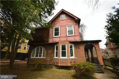 Great opportunity to own this HUGE 7 Bedrooms Home  for first time home buyer or investor , take the advantage .......