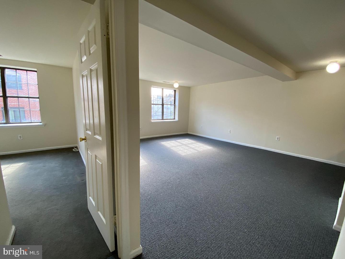 QUEEN VILLAGE - Commercial Sale
