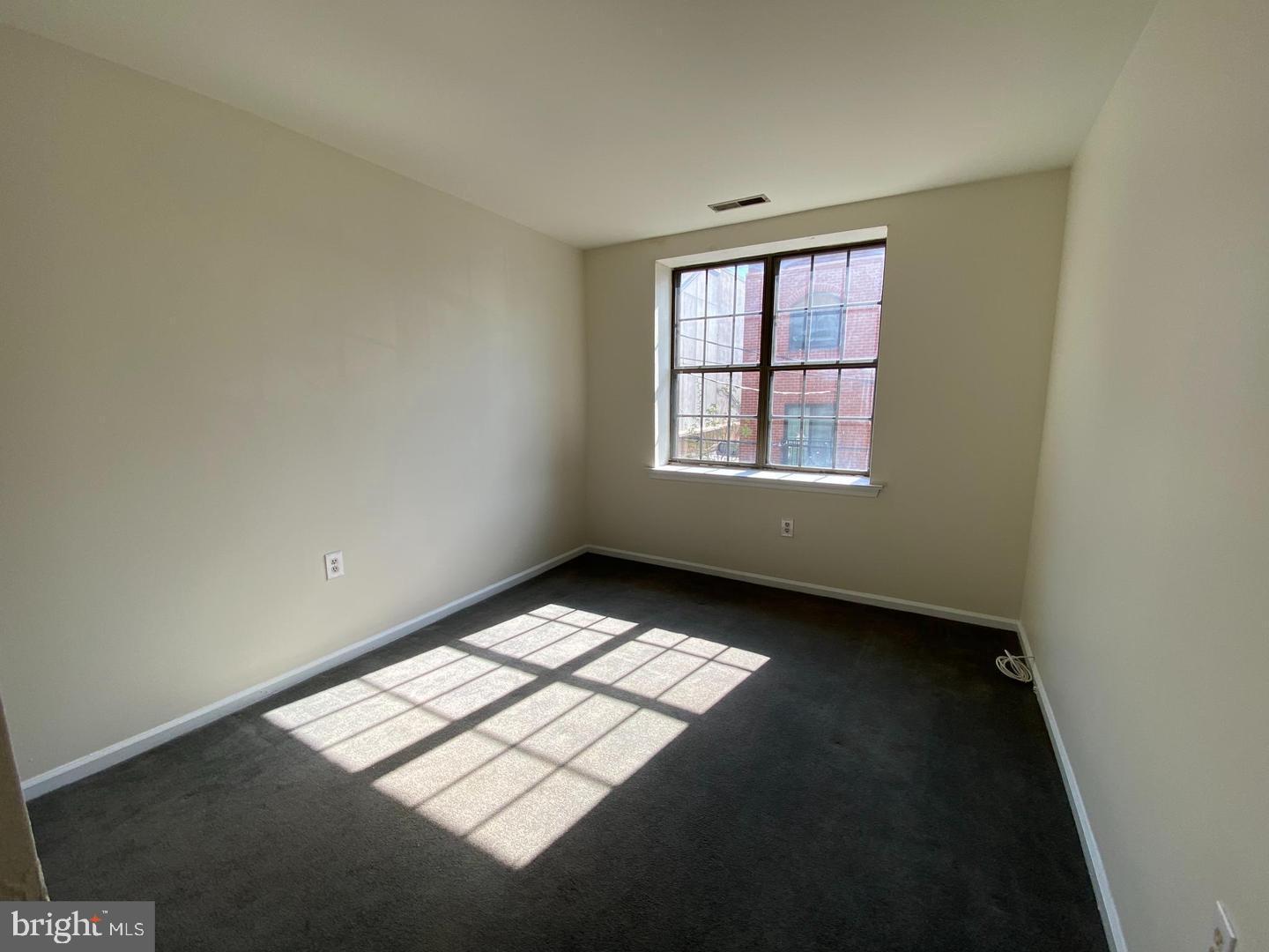 QUEEN VILLAGE - Commercial Sale