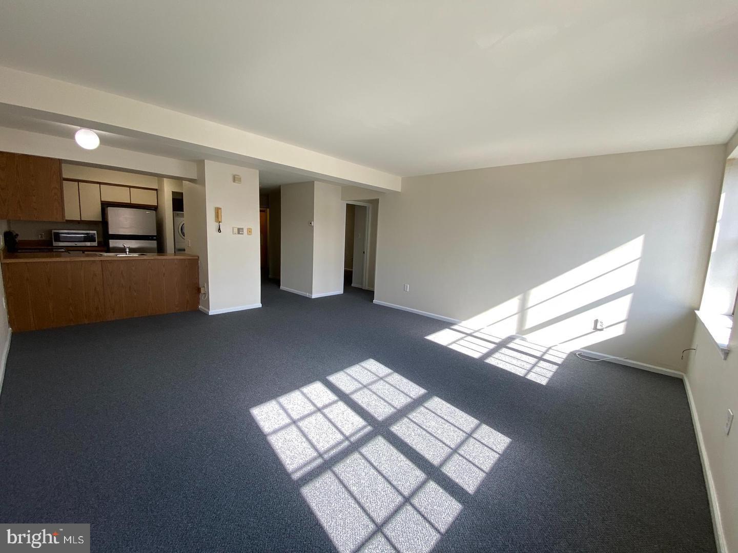 QUEEN VILLAGE - Commercial Sale