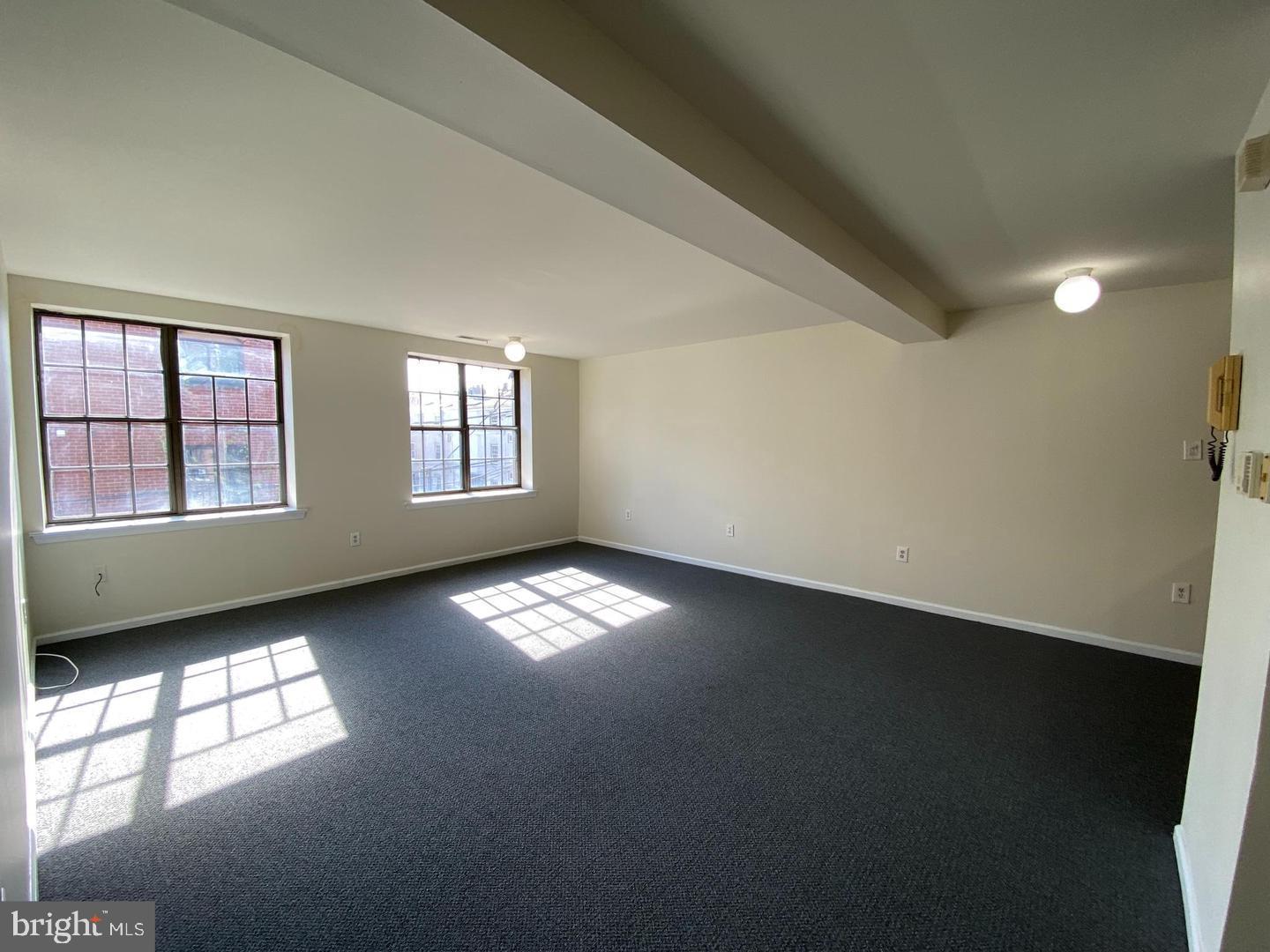QUEEN VILLAGE - Commercial Sale