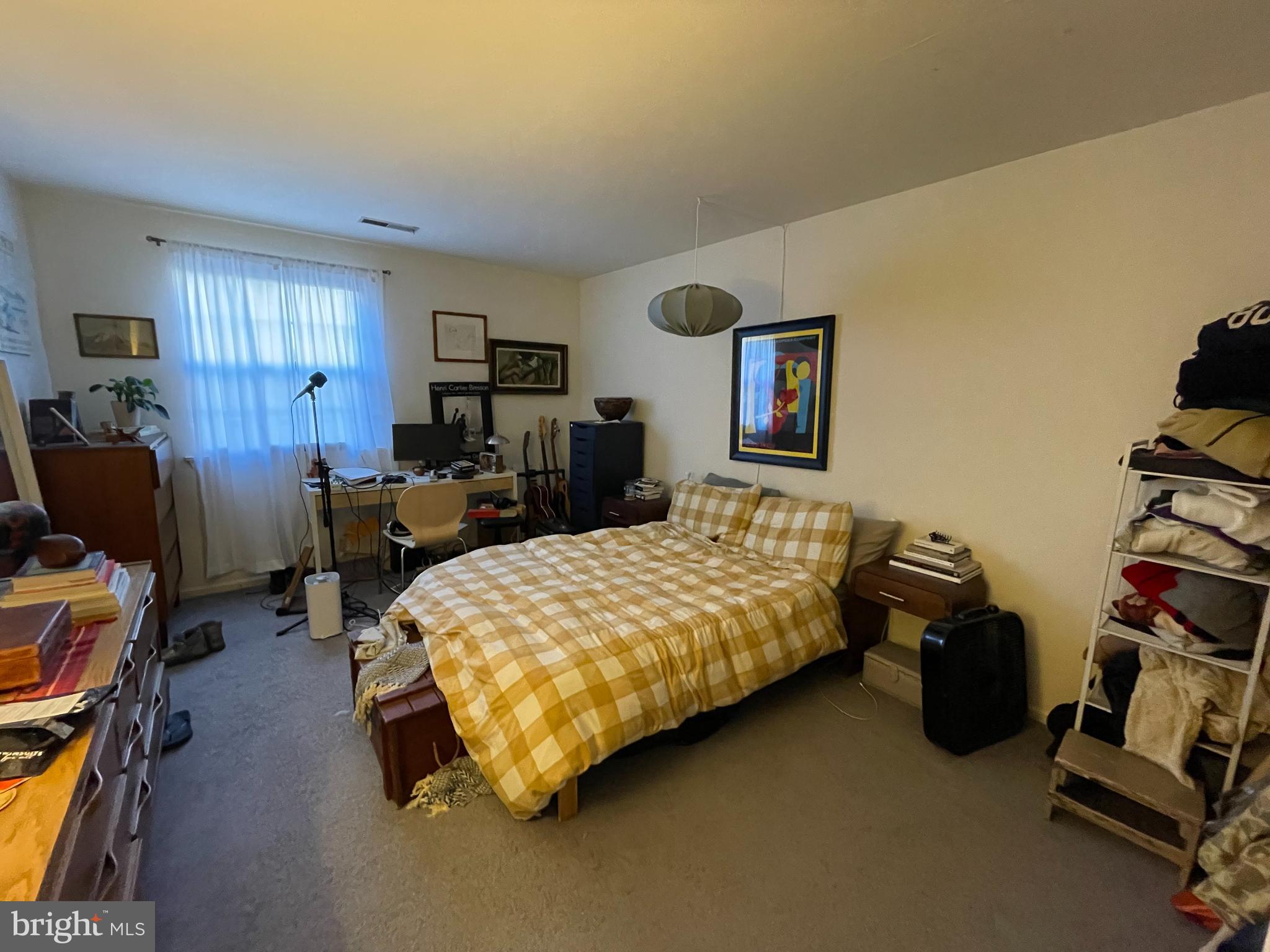 QUEEN VILLAGE - Commercial Sale