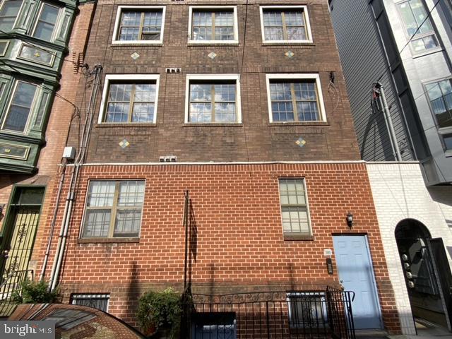 QUEEN VILLAGE - Commercial Sale