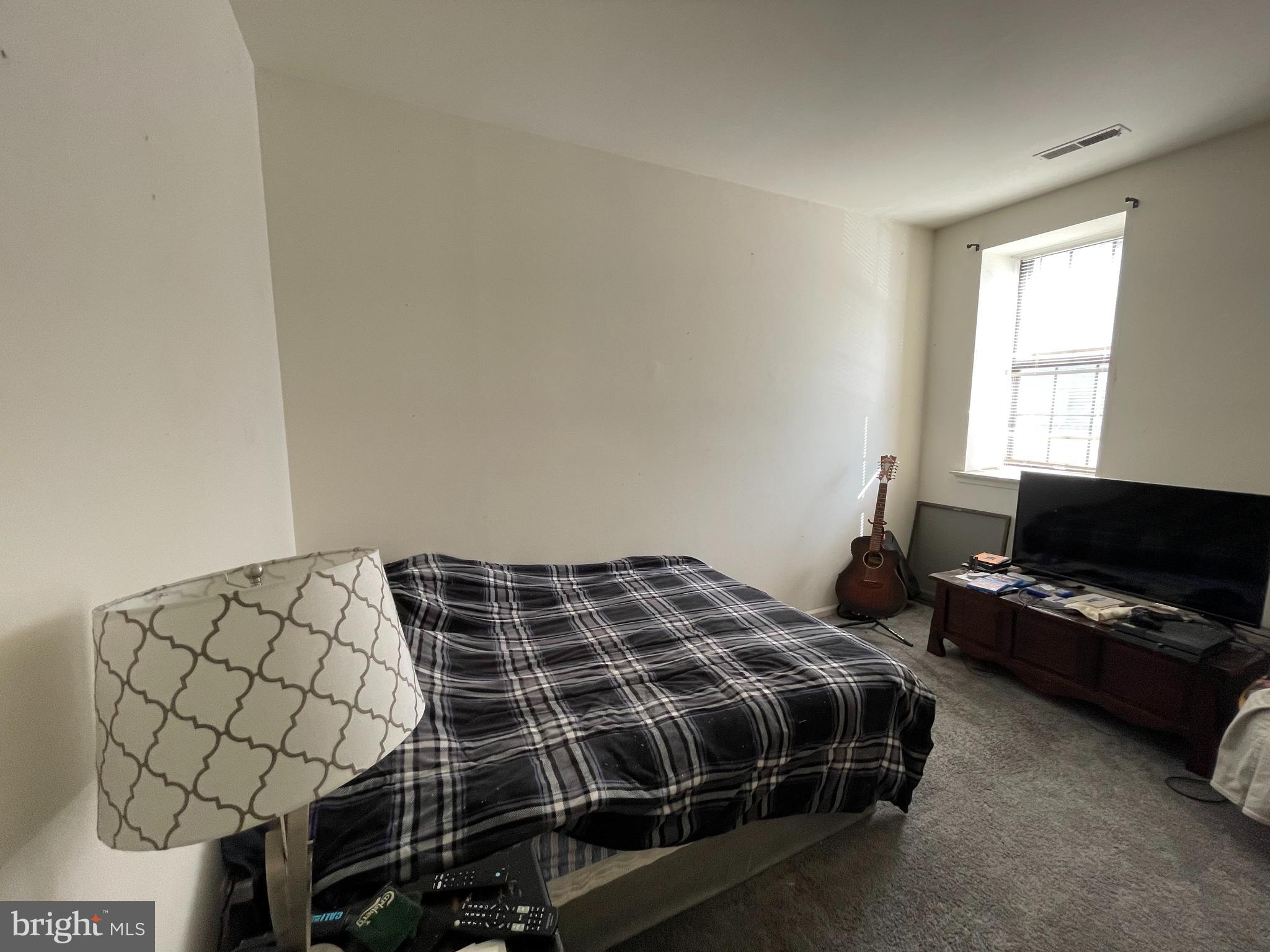 QUEEN VILLAGE - Commercial Sale