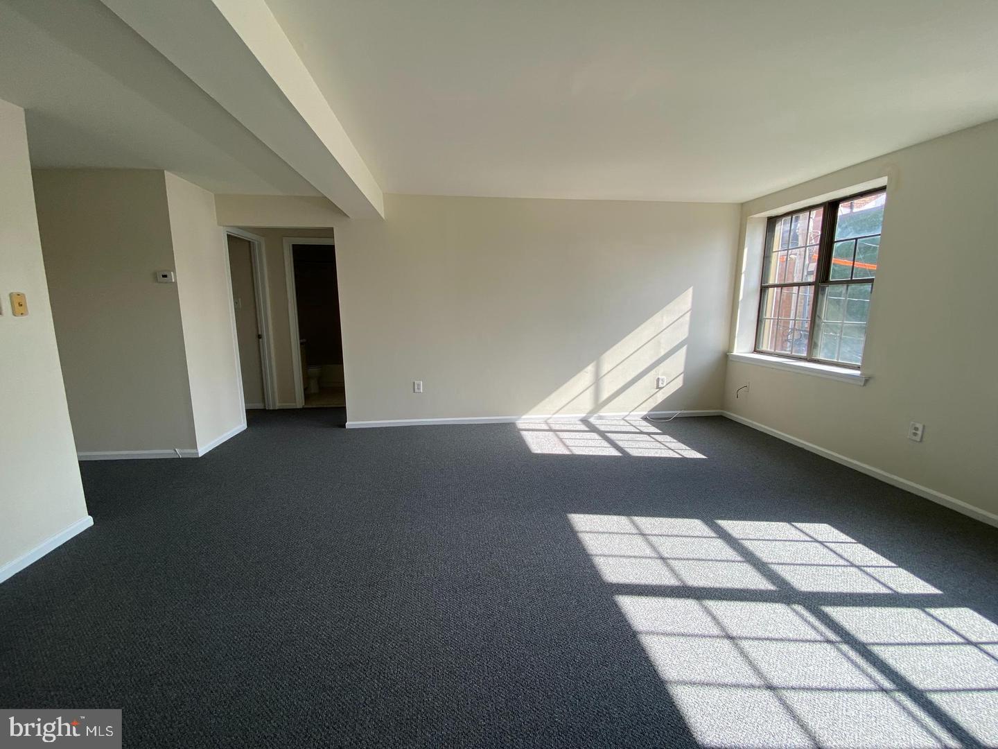 QUEEN VILLAGE - Commercial Sale