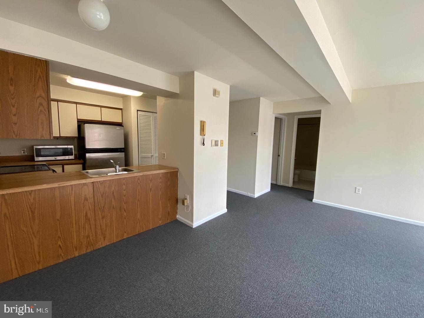 QUEEN VILLAGE - Commercial Sale