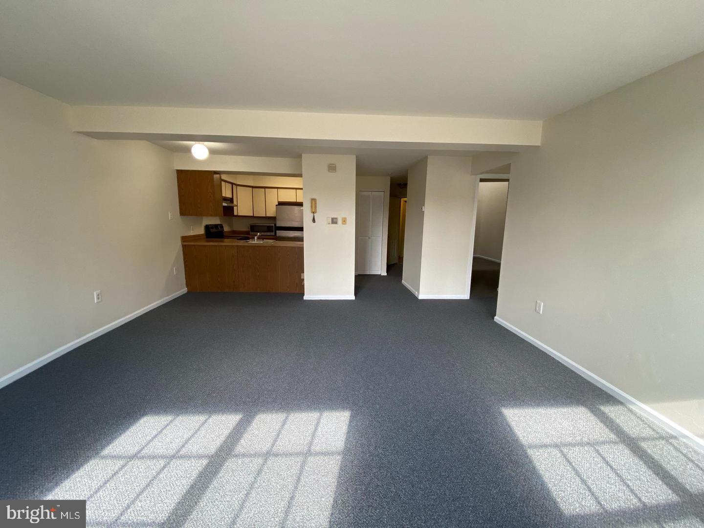 QUEEN VILLAGE - Commercial Sale