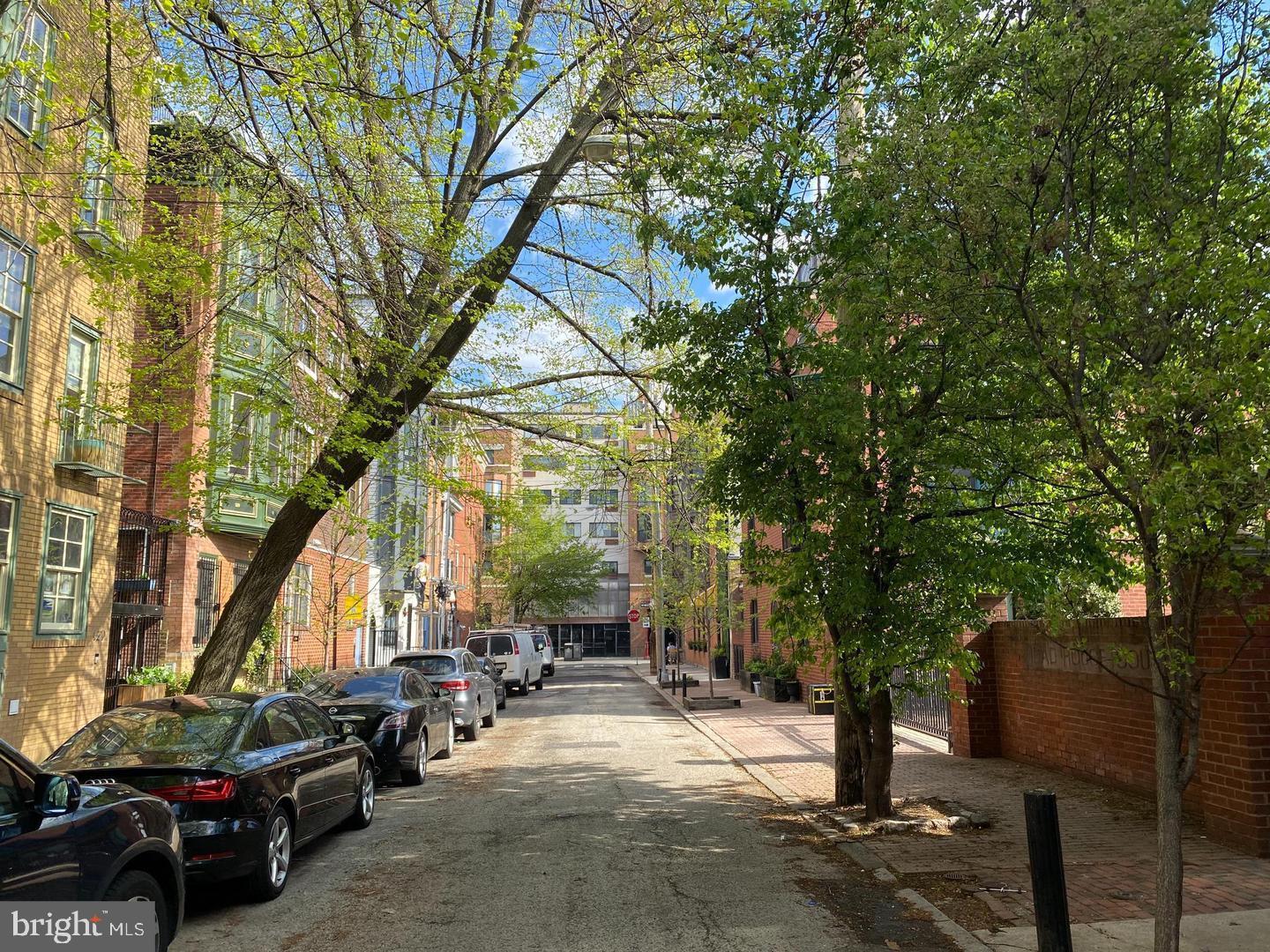 QUEEN VILLAGE - Commercial Sale