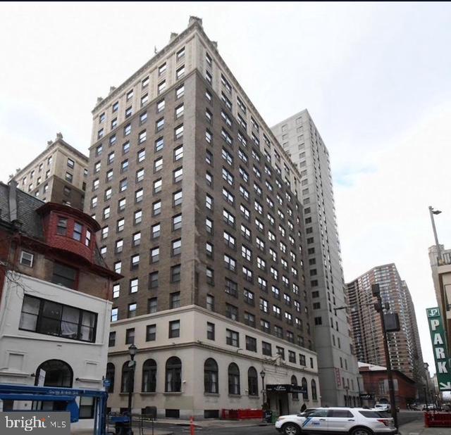 Turn key investment or to maintain a secondary home in the heart of Philadelphia . 
Long term tenant  with very good record of rent payment.  The property is very close to Kimmel Center and other cultural centers. There is a gym and a laundry room in the basement of the building.  The common area has 24/7 security and with very nice  waiting area.