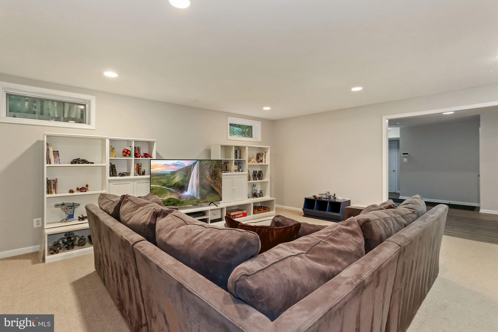 COUNTRY CLUB HILLS - Residential