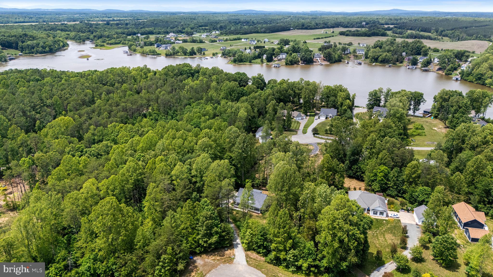 WOODLAND SHORES - Residential