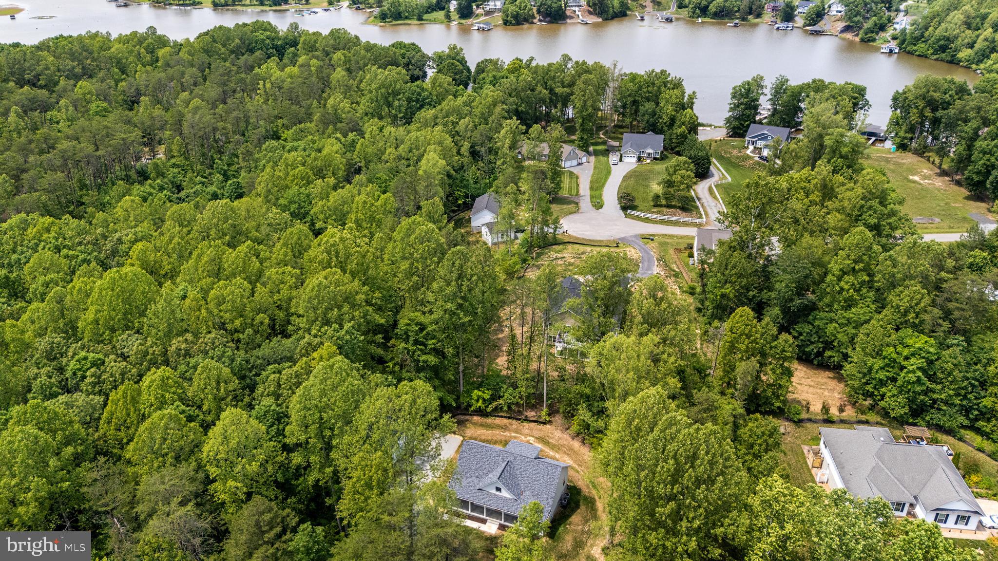 WOODLAND SHORES - Residential