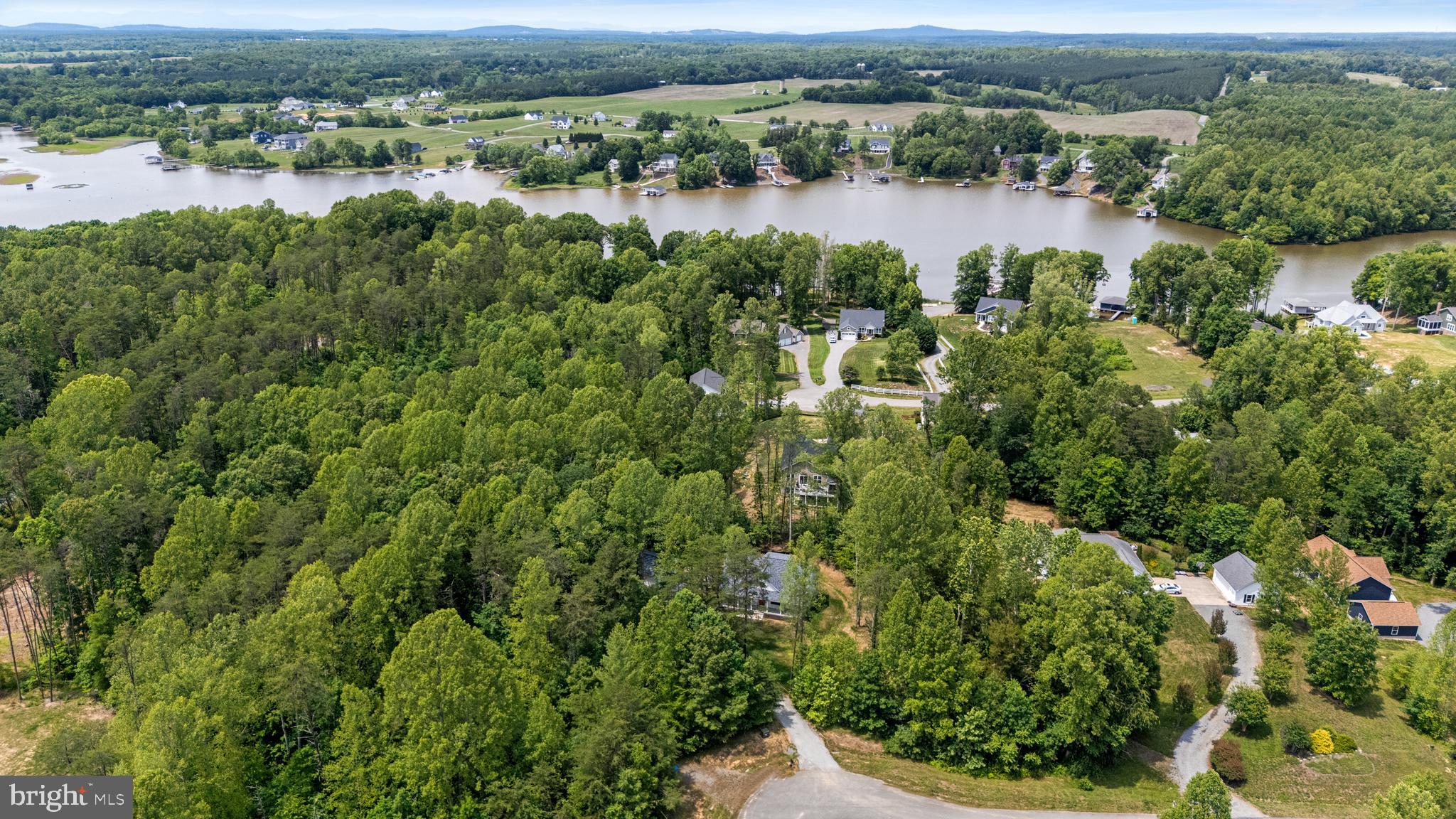 WOODLAND SHORES - Residential