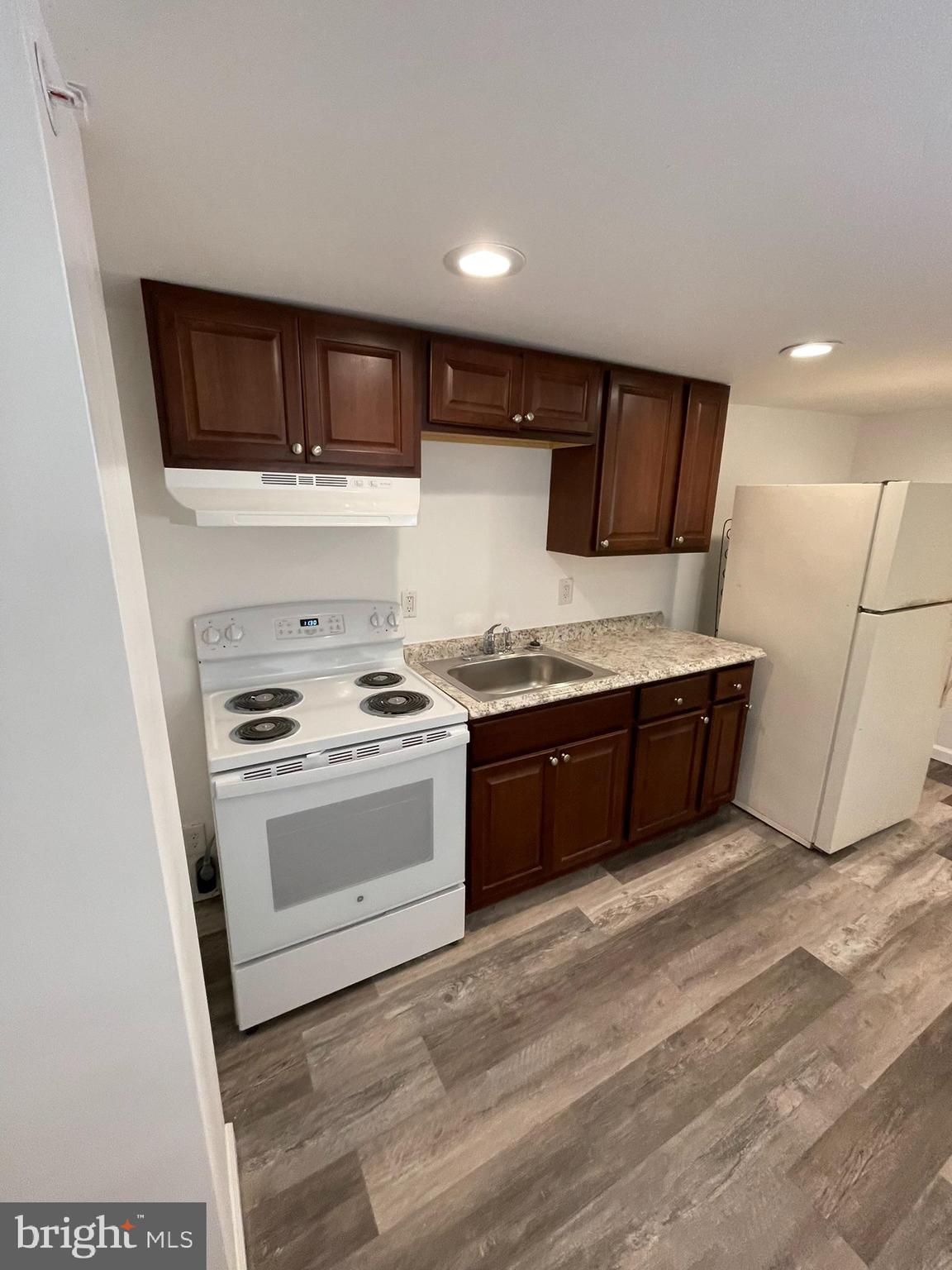 Newly Renovated- Efficeincy, Private Side Entrance - All new appliances.  Close to Temple Hospital and Science Center- Water included. Tenant pays electric.