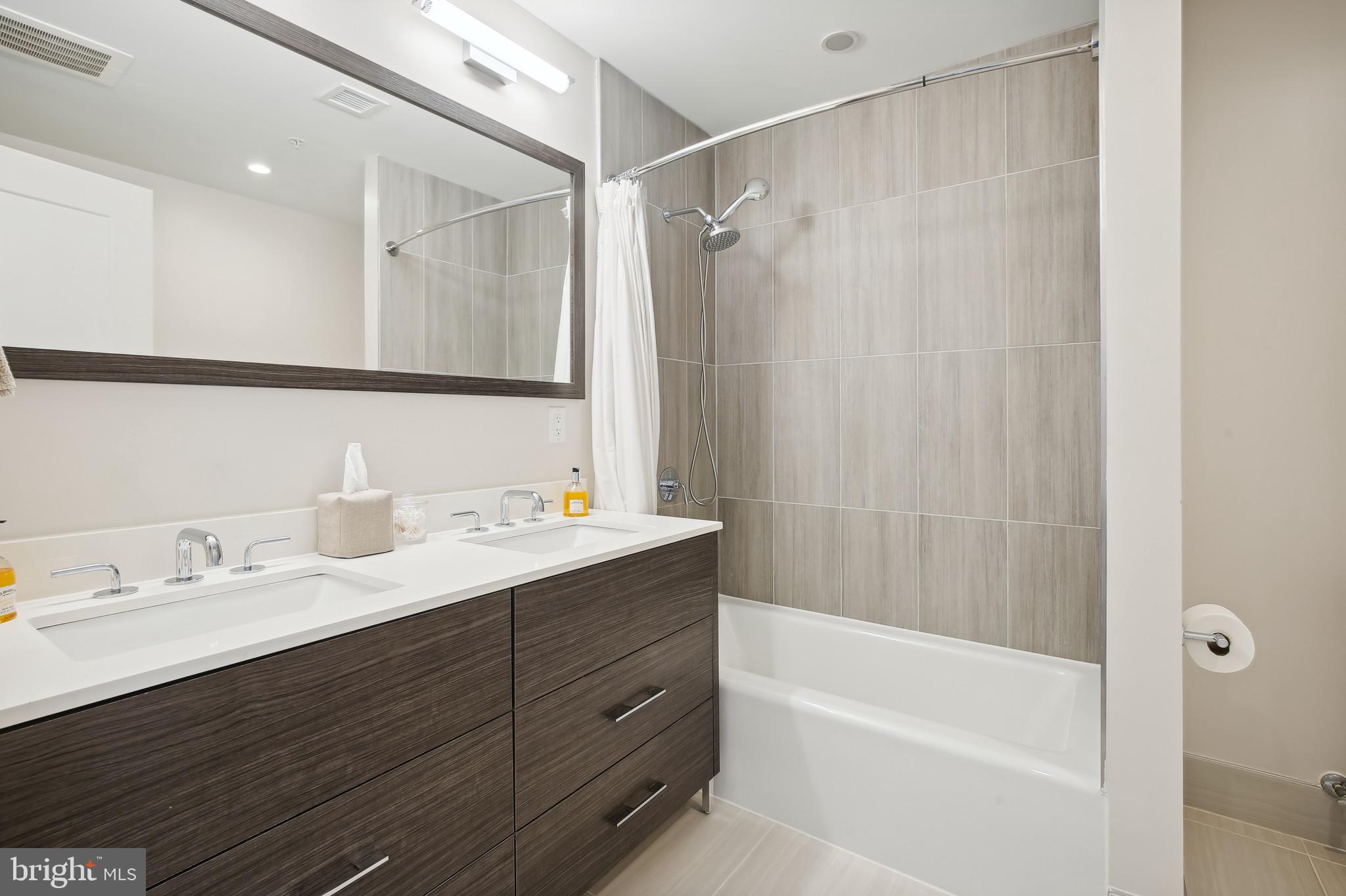 THE SELECT AT GASLIGHT SQUARE - Residential