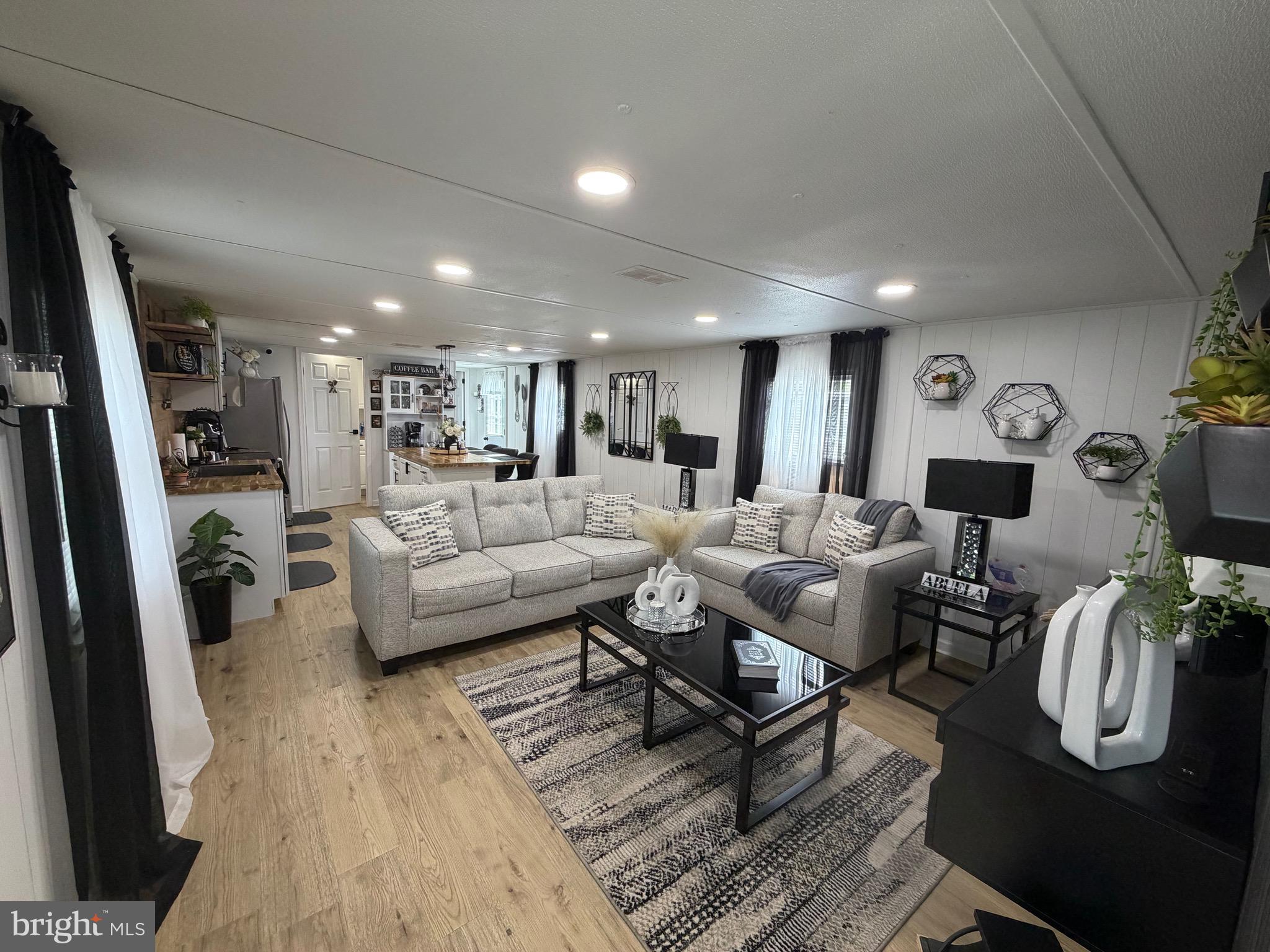 PINE MANOR - Residential