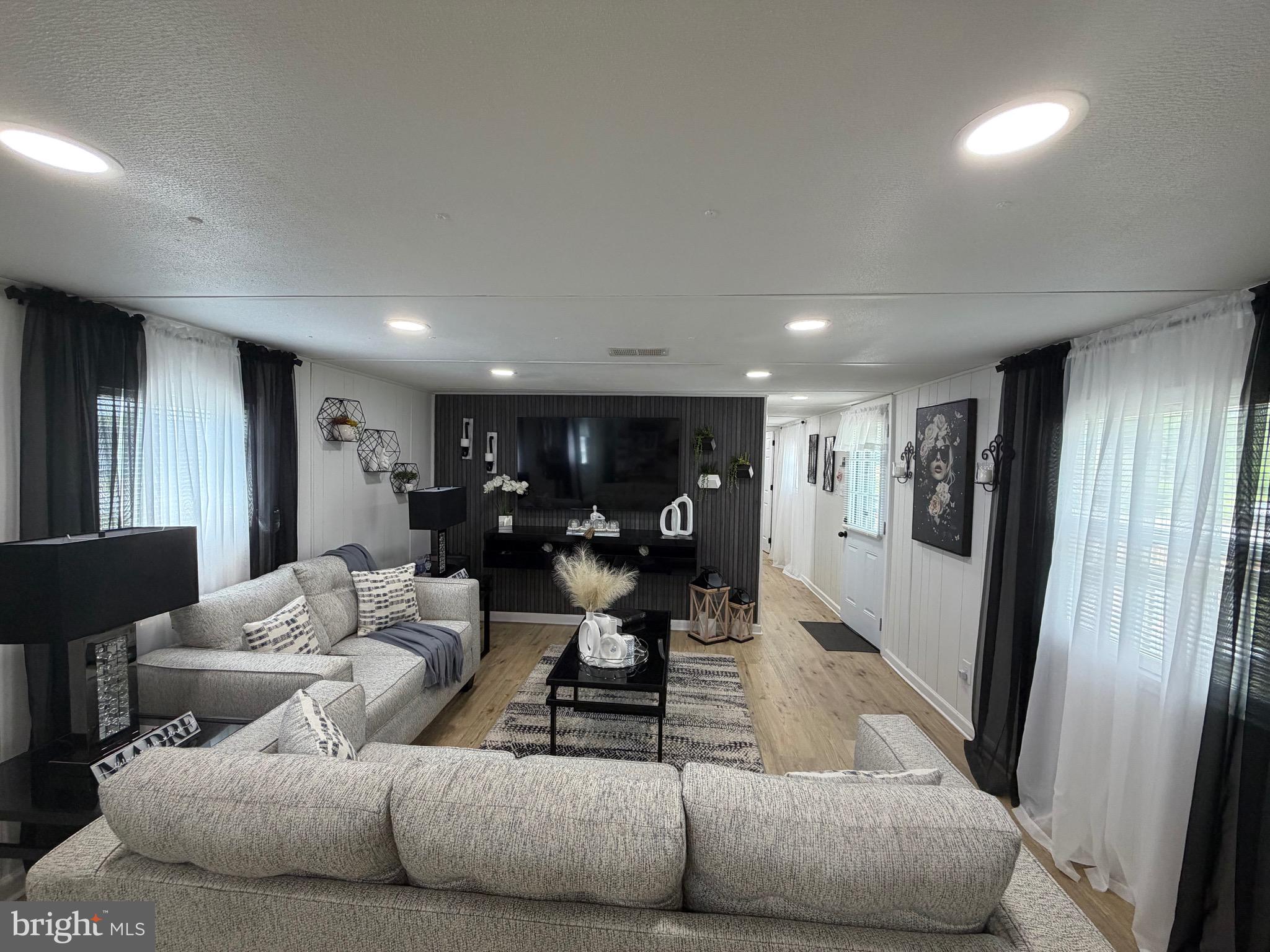 PINE MANOR - Residential