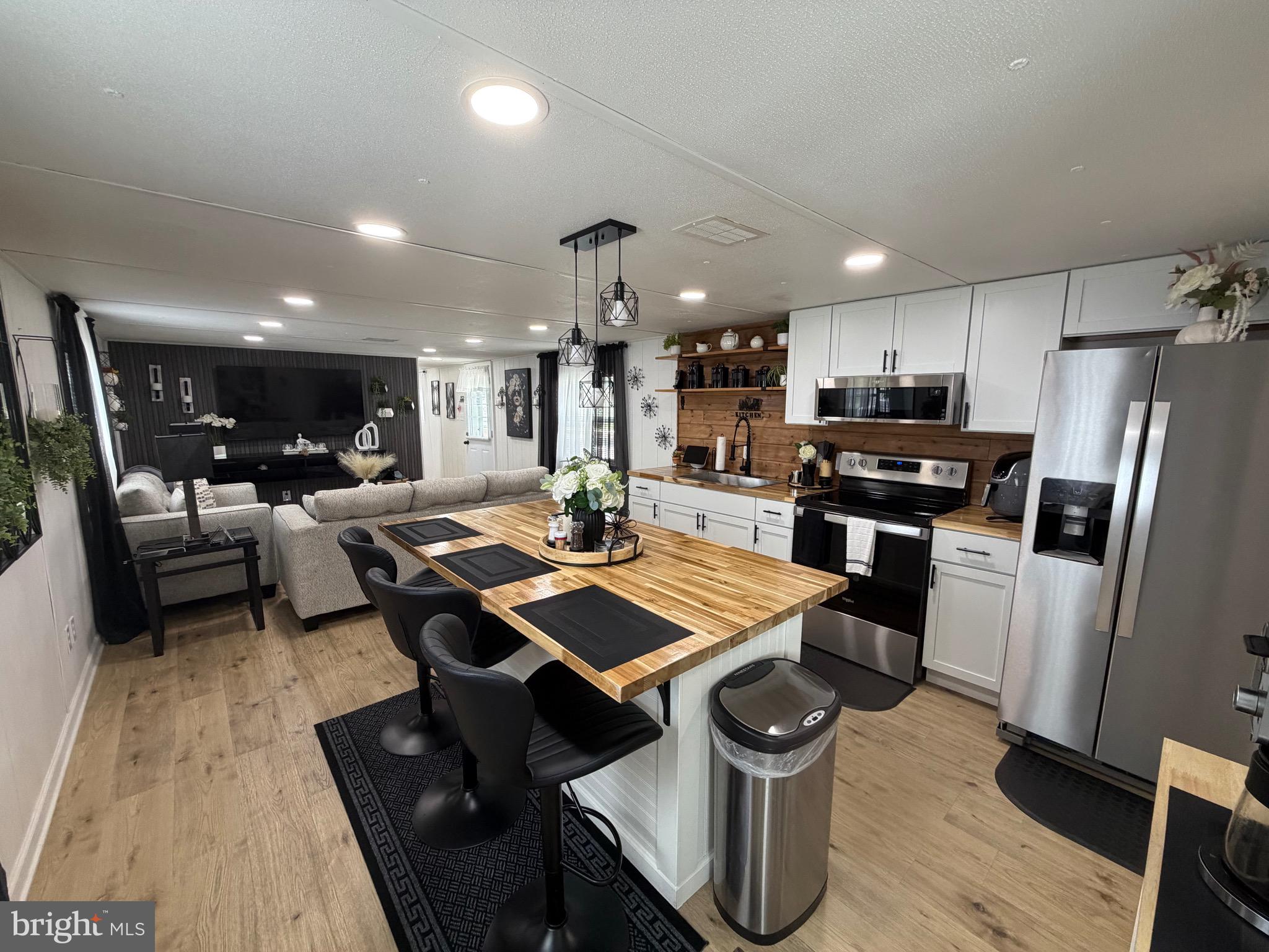 PINE MANOR - Residential