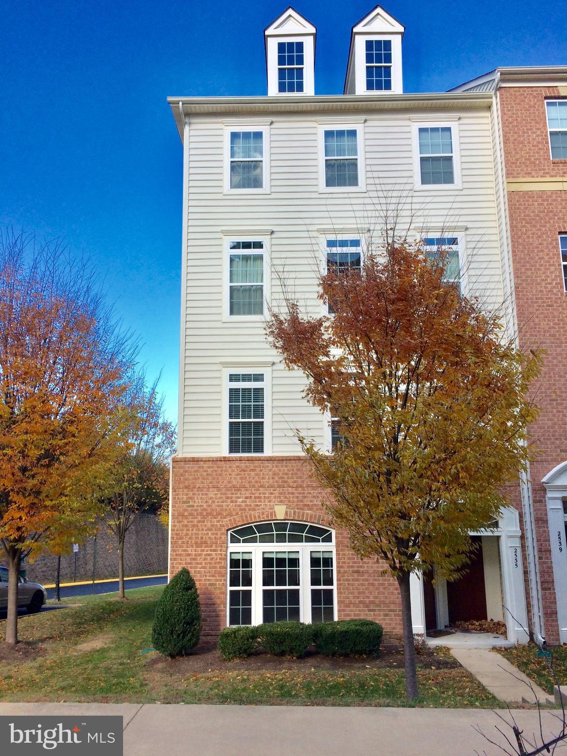 Potomac Club, Gated Community, Great Location. End Unit, 1 Car Garage, all stainless steel appliances, gourmet kitchen with Silestone countertops. Crown molding in Master Bedroom  with 2 walk in closets. Ceiling Fans in all 3 Bedrooms. New Paint and New Carpet. Club House, Indoor and outdoor pool, gym.