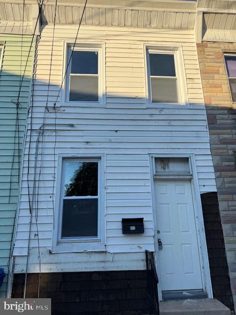 2 bed 1 bath interior unit townhome now available in Brooklyn!