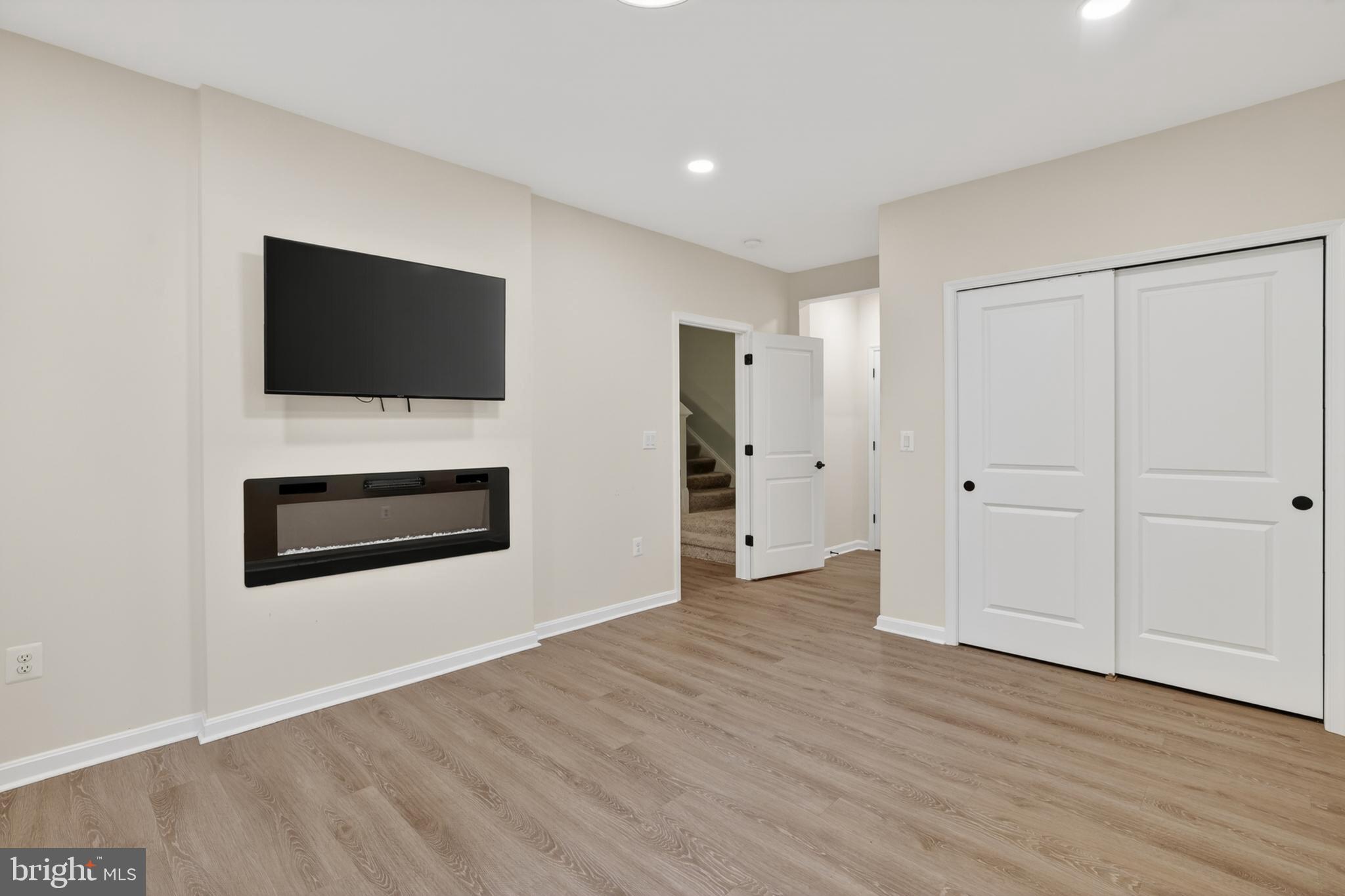 SHELTON KNOLLS - Residential