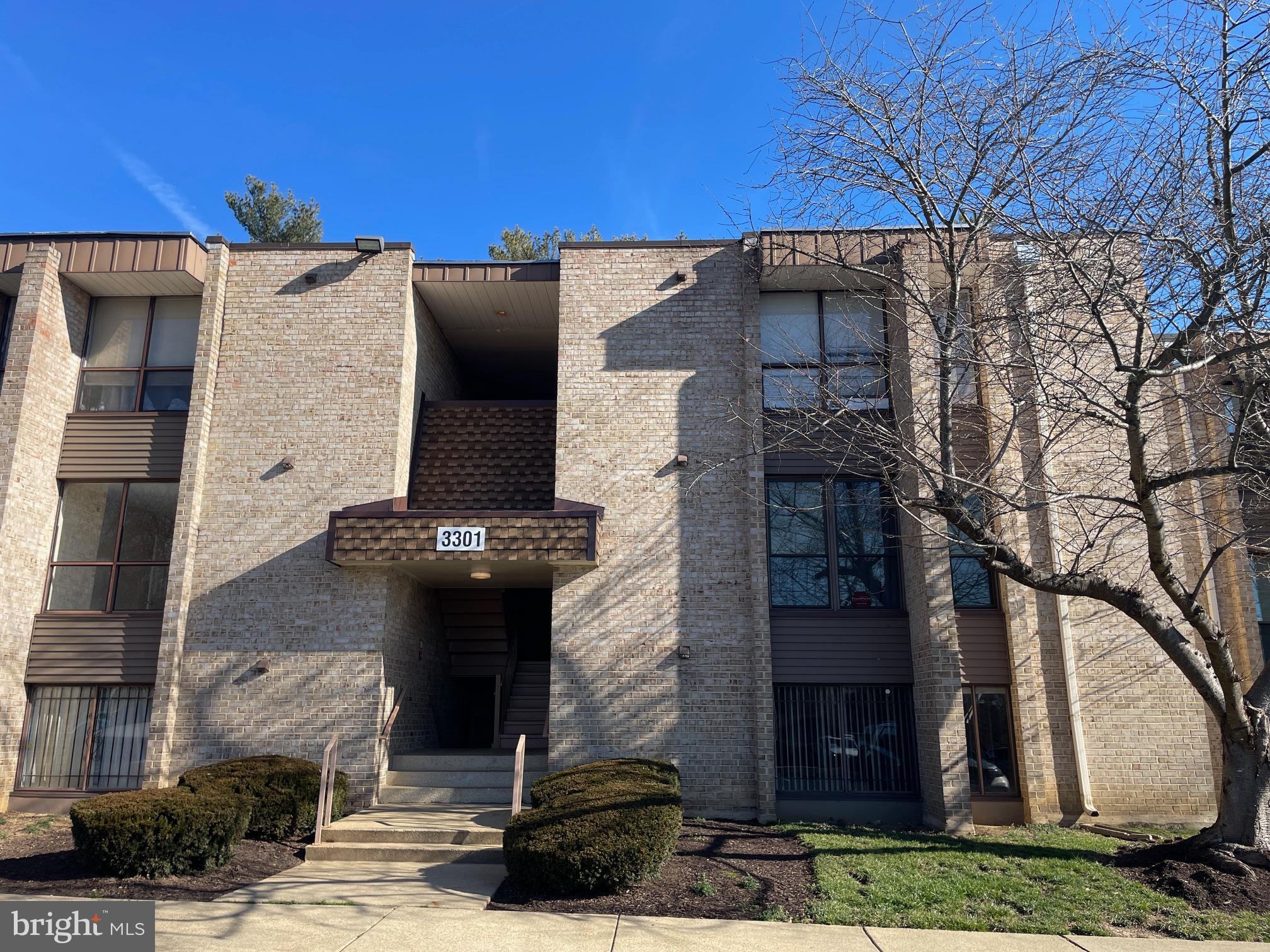 Beautiful  2 bedroom condo in Temple hills. Fabulous location, close to public transportation, shopping and 495. Just remodeled: Lovely new floors throughout. New Kitchen and stainless appliances: new refrigerators, stove and dishwasher.  New cabinets & new quartz countertop. Big balcony. Freshly painted all and move-in ready. Condo fee includes utilities! You will love living here!