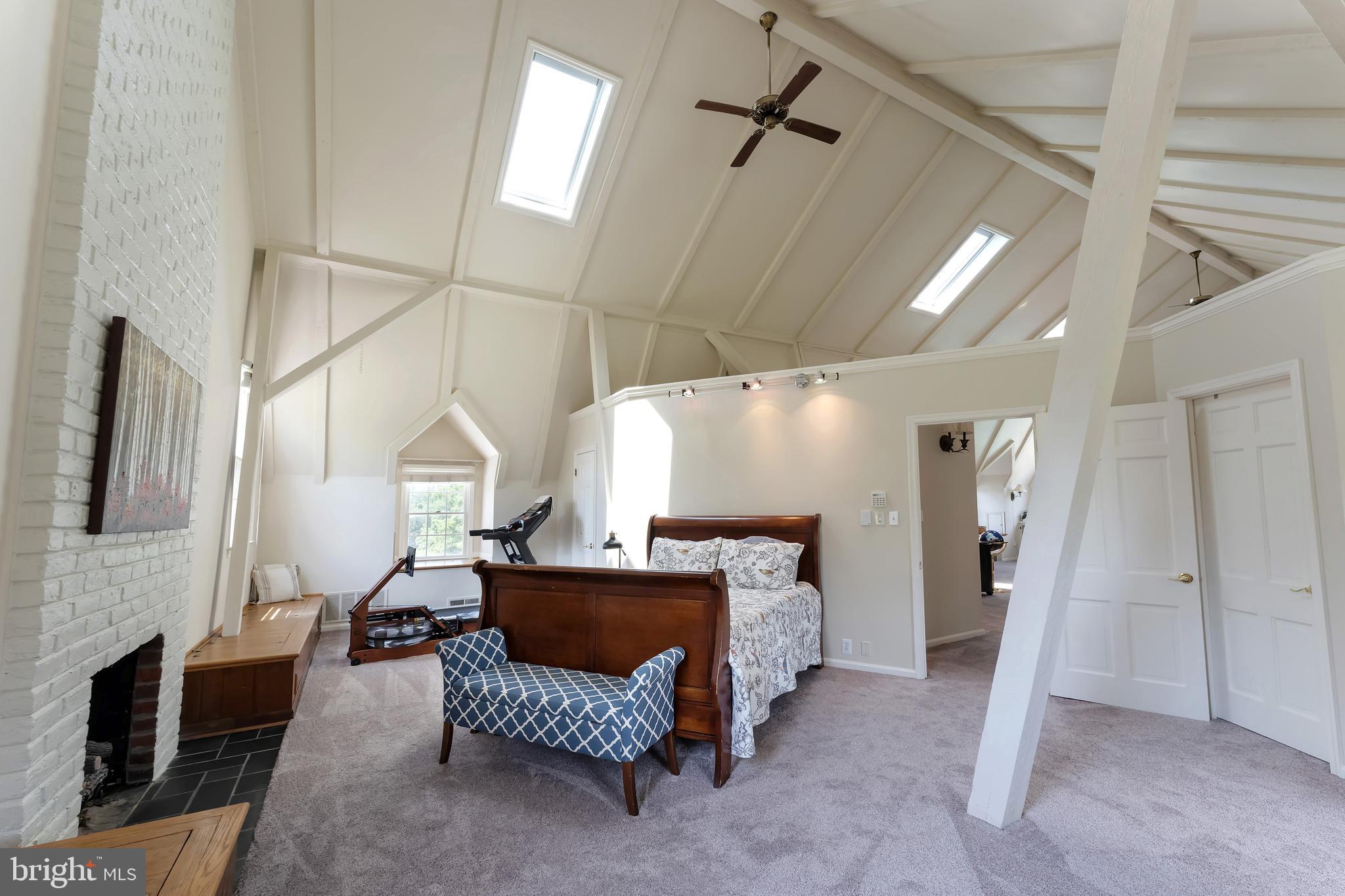 ENGLISH HILLS - Residential