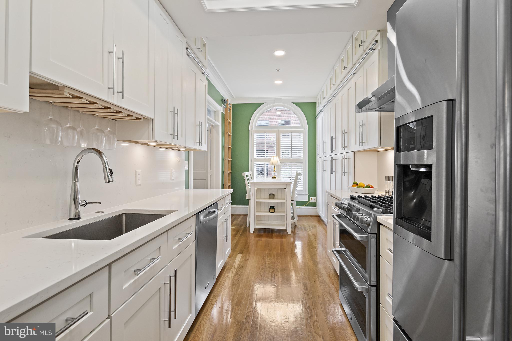 QUEENS ROW - Residential