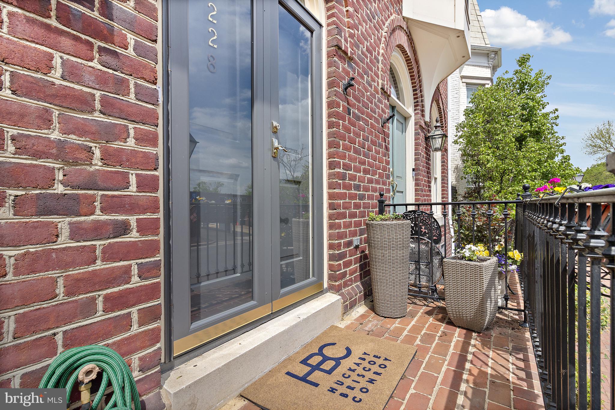 QUEENS ROW - Residential