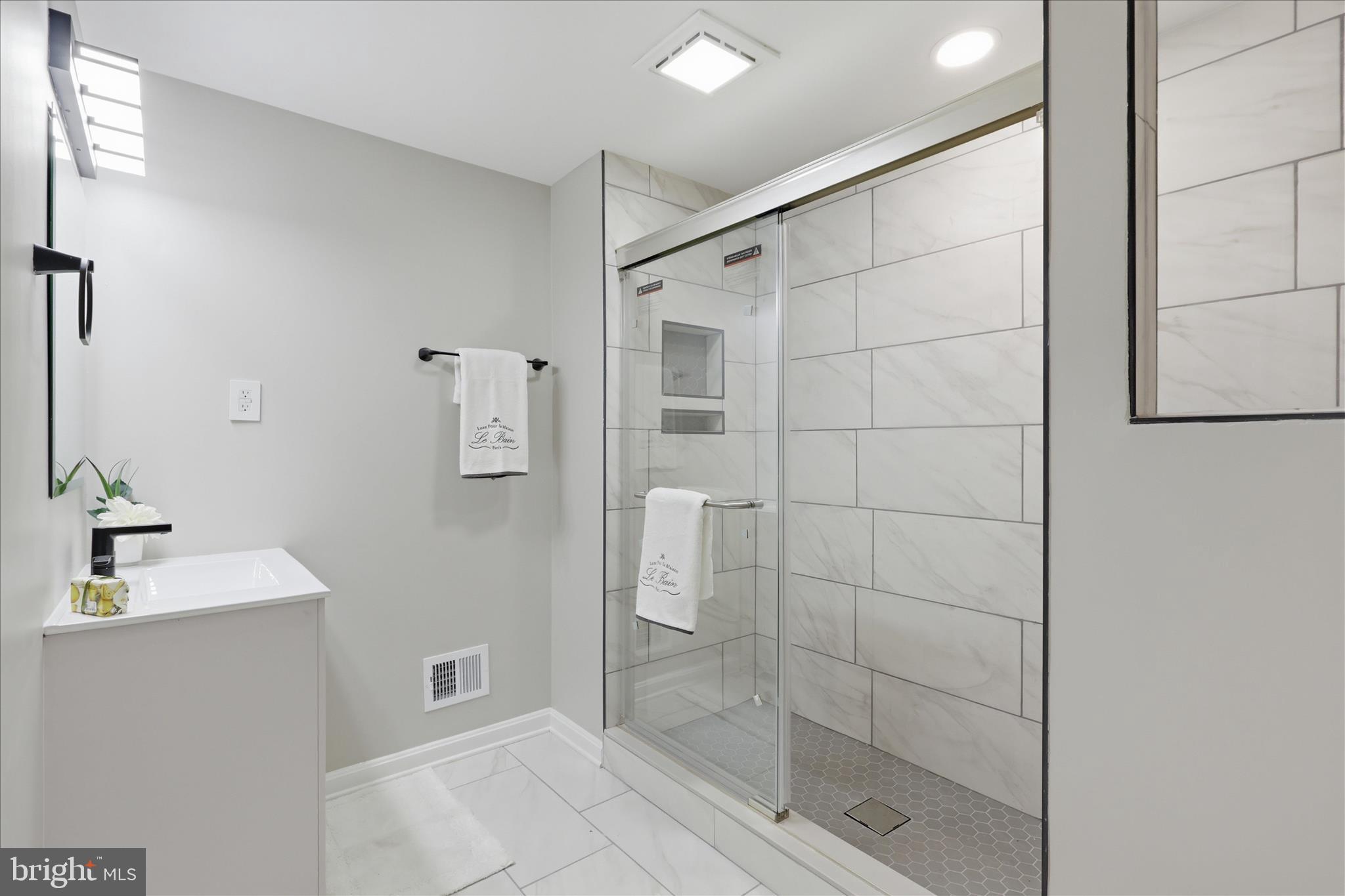 AVON CREST - Residential