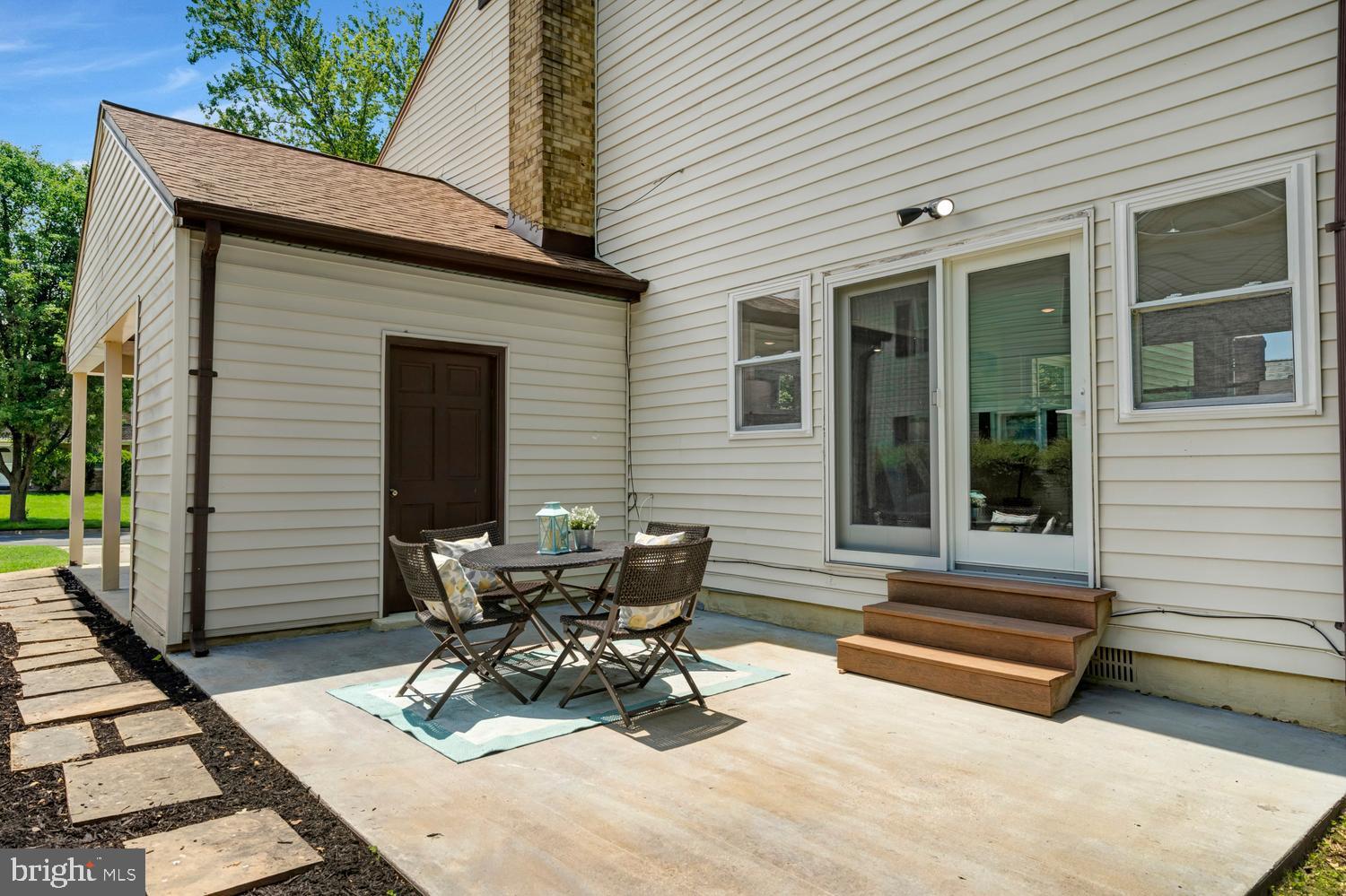 MANOR LAKE - Residential