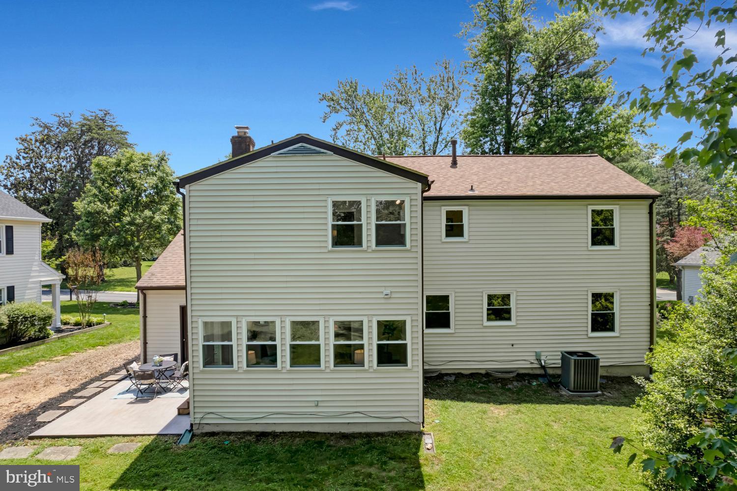 MANOR LAKE - Residential