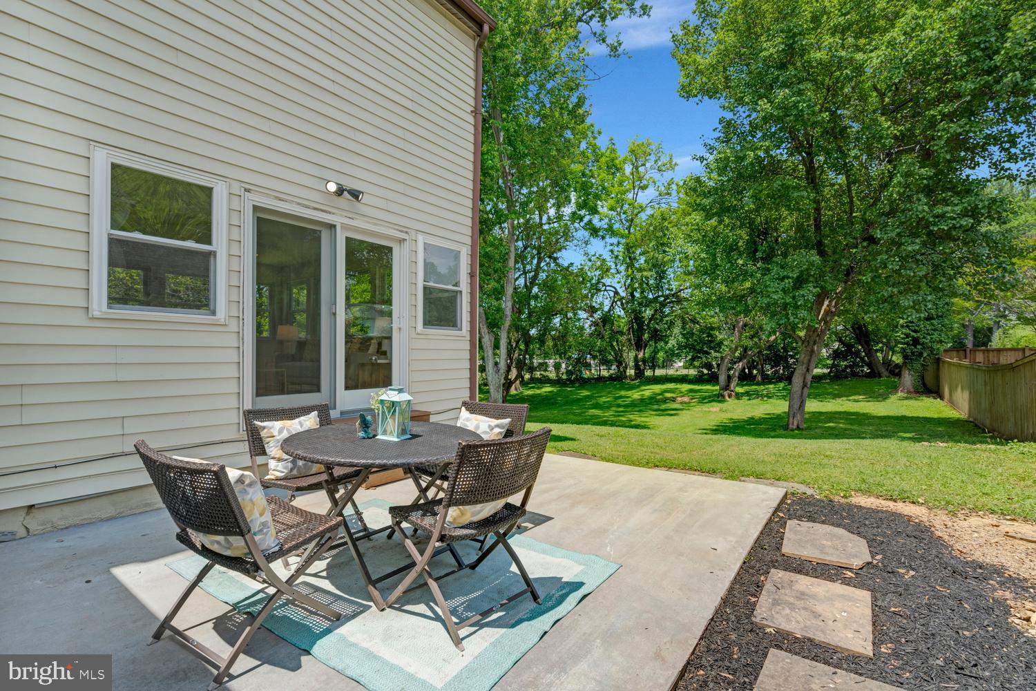 MANOR LAKE - Residential