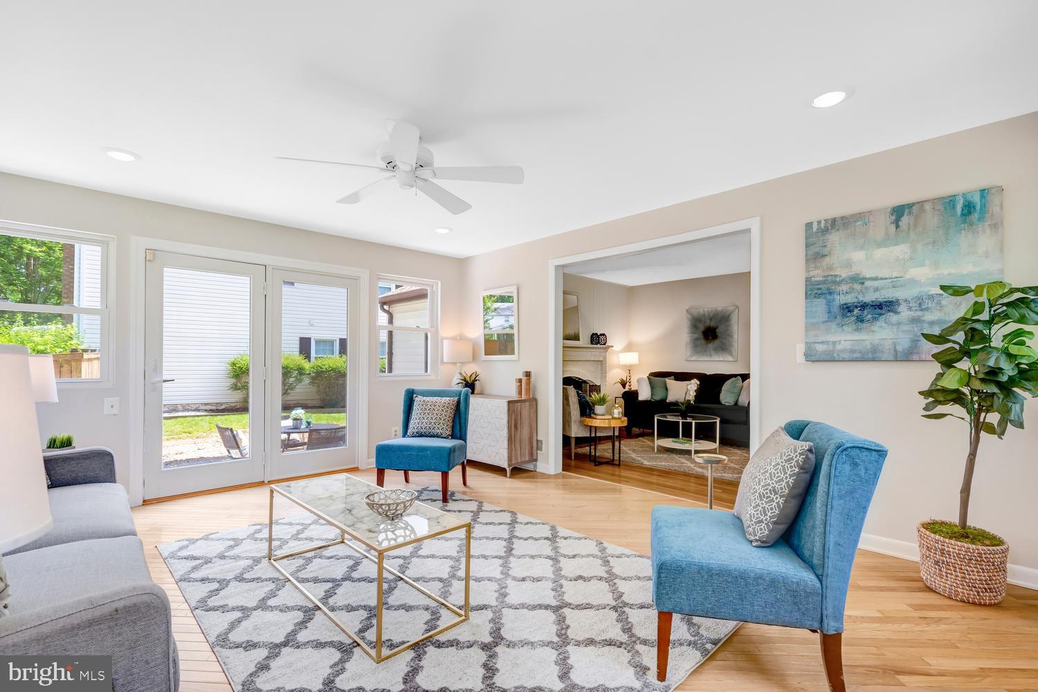 MANOR LAKE - Residential