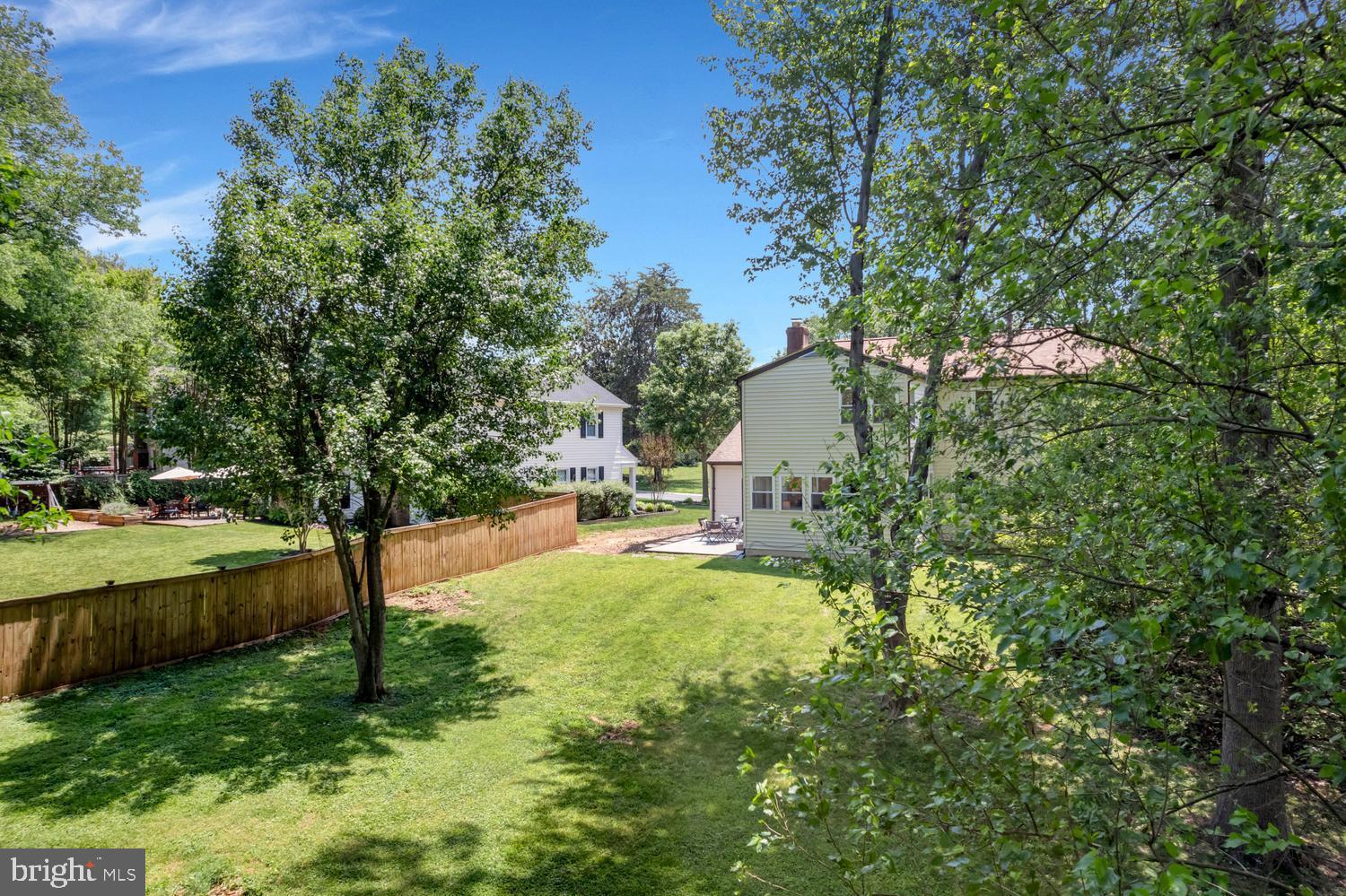 MANOR LAKE - Residential