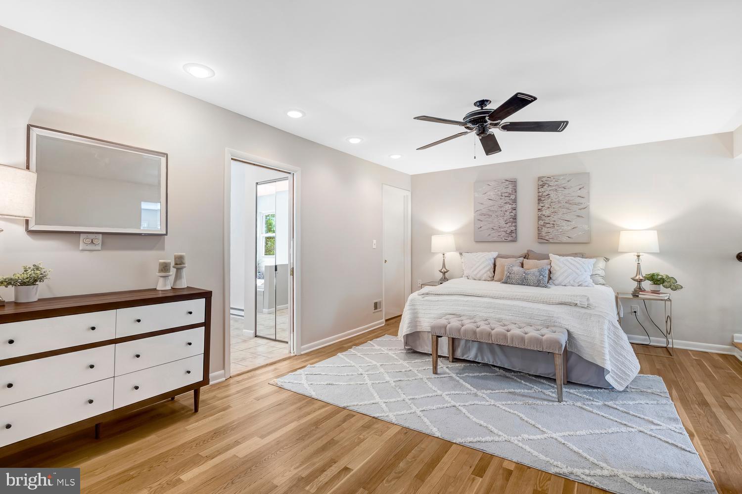 MANOR LAKE - Residential