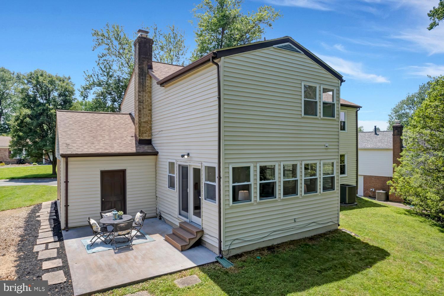 MANOR LAKE - Residential