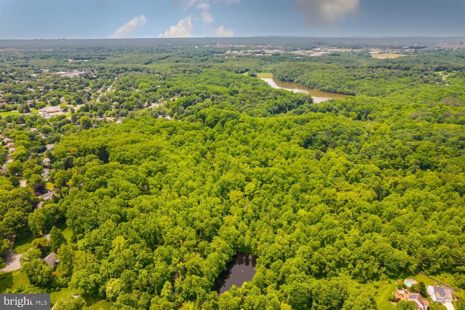 MANOR LAKE - Residential