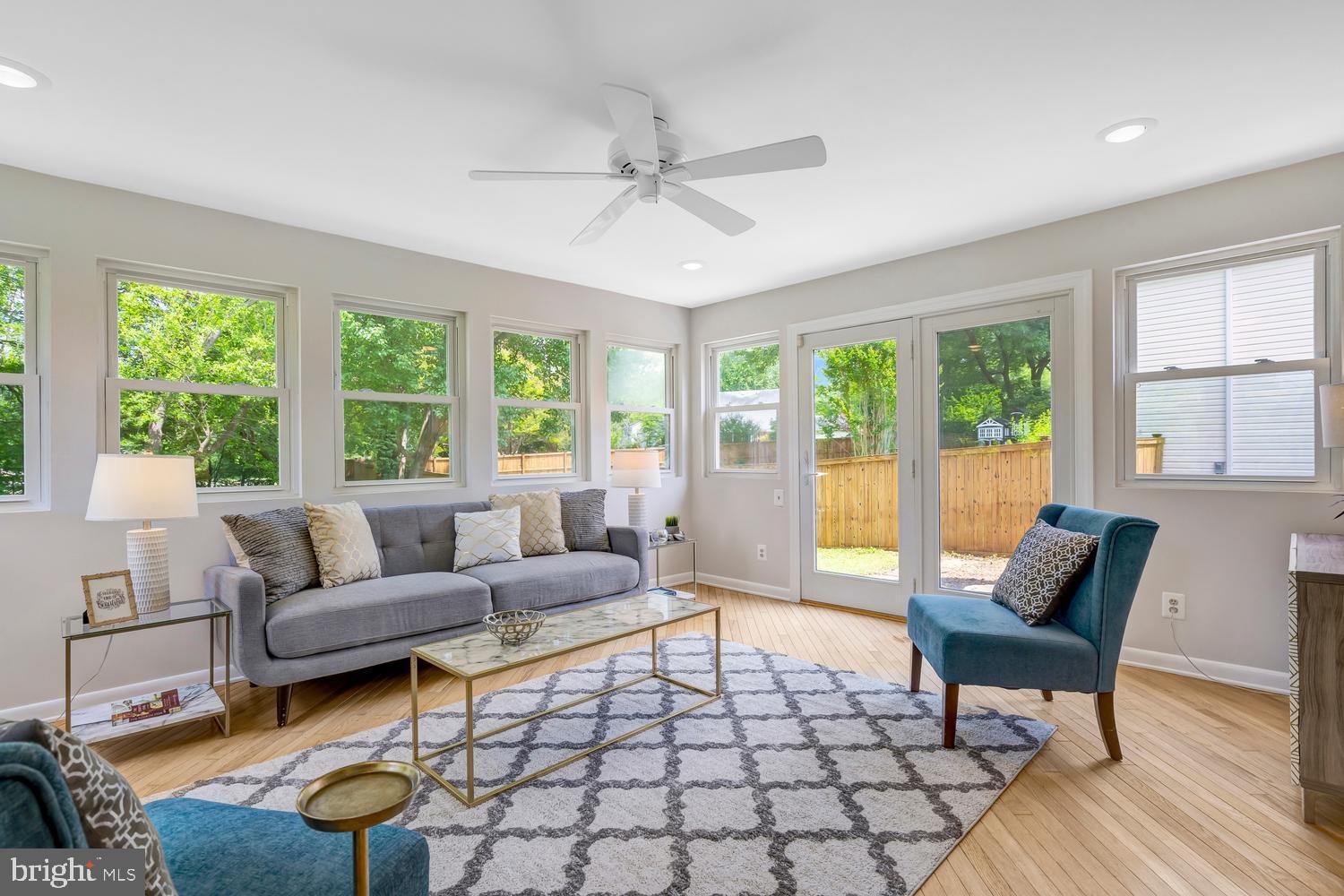 MANOR LAKE - Residential