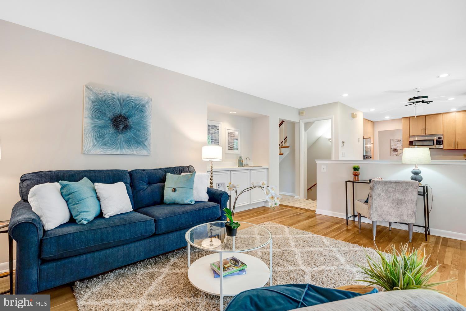 MANOR LAKE - Residential