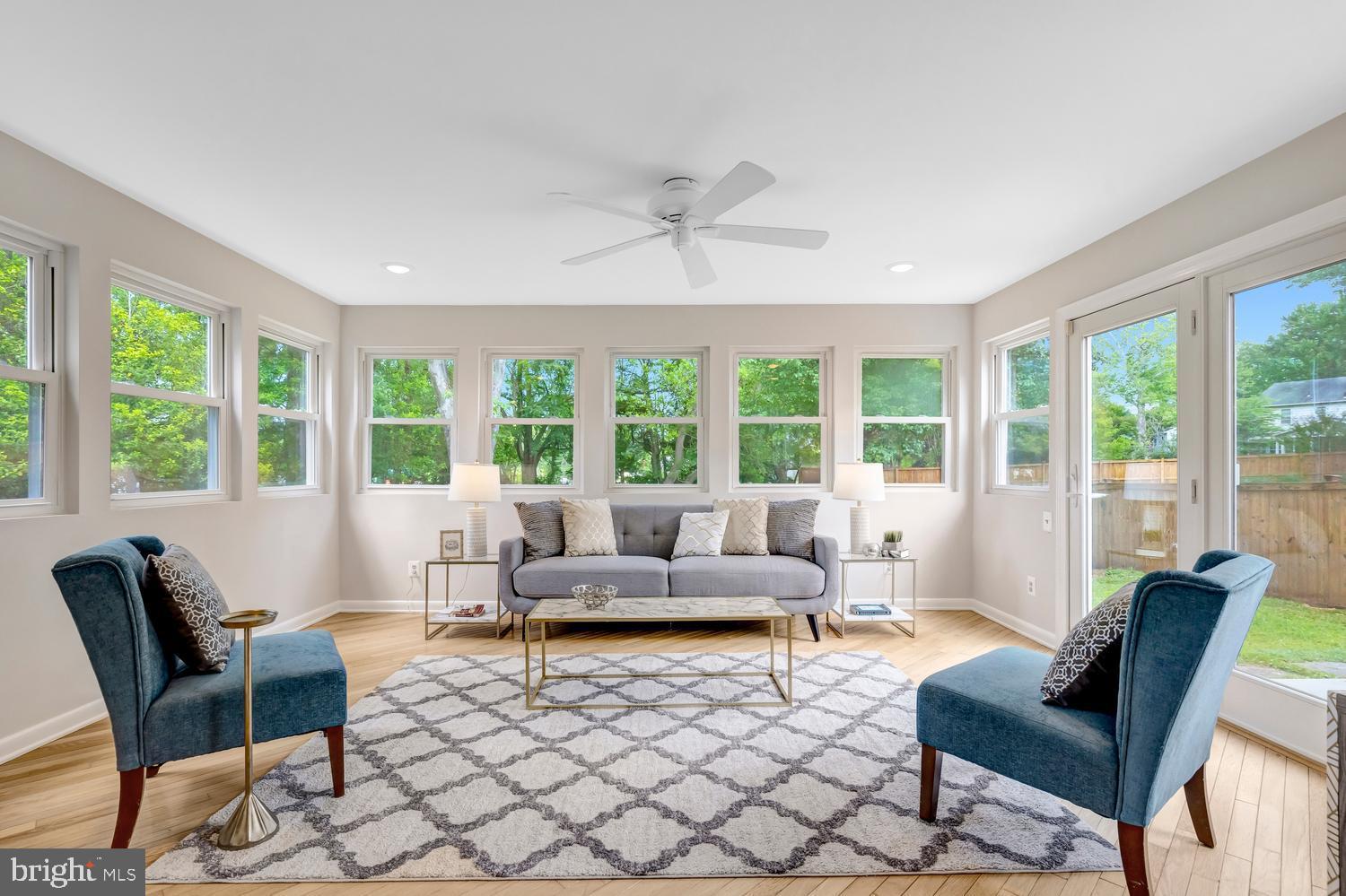 MANOR LAKE - Residential