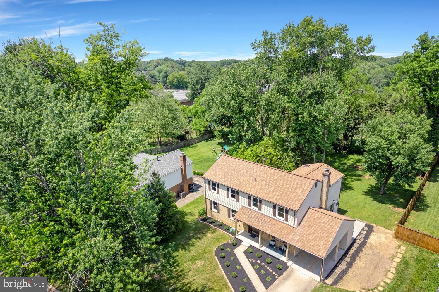 MANOR LAKE - Residential