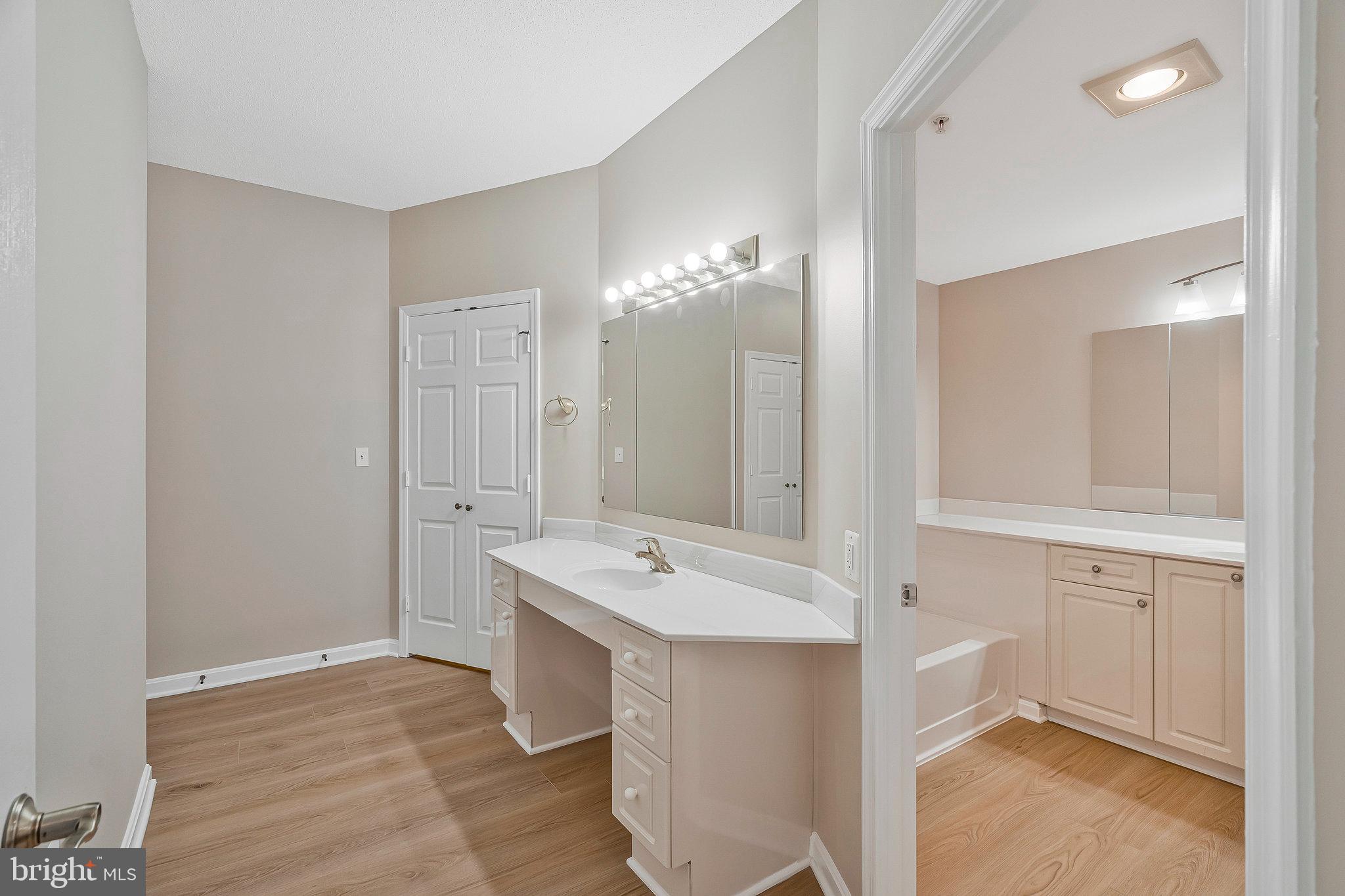 LANSDOWNE WOODS LEISURE WORLD - Residential
